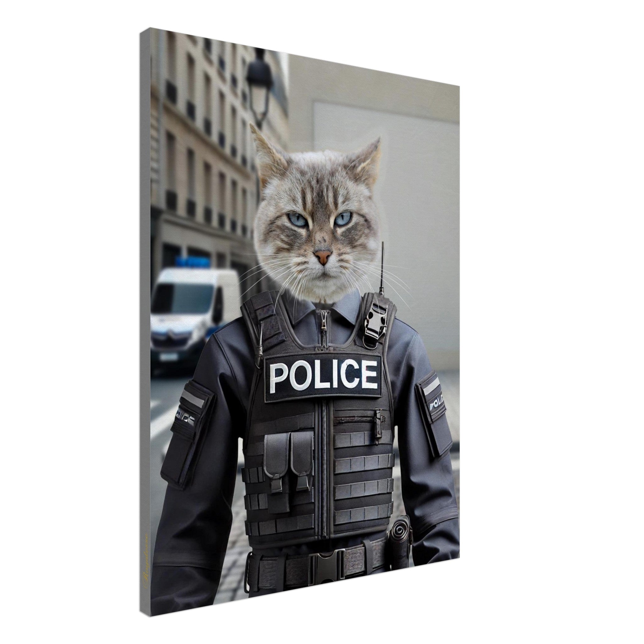 Chat gris aux yeux bleus vêtu d’un gilet pare-balles « POLICE » en pleine rue urbaine, vanne de police floue en arrière-plan.