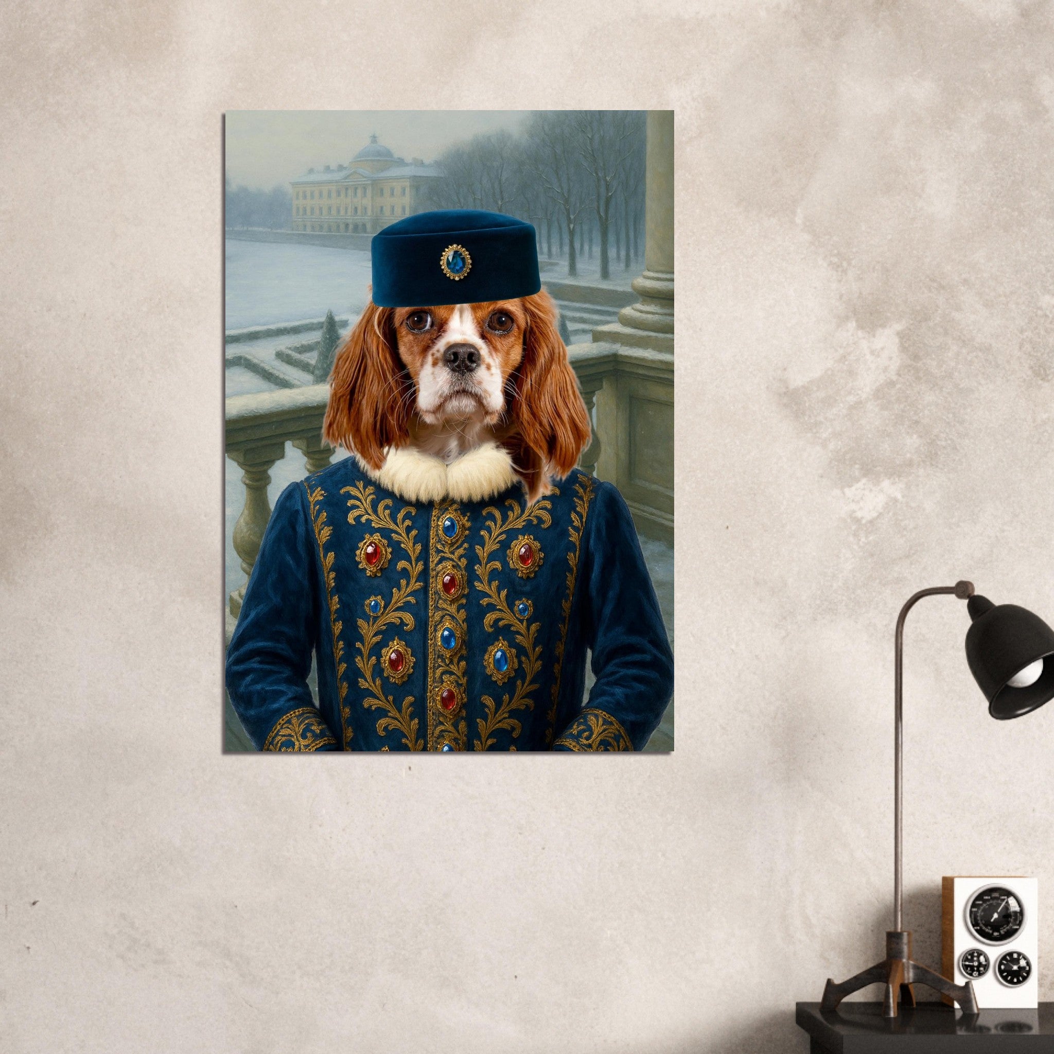 Portrait d’un Cavalier King Charles Spaniel vêtu d’un costume d’apparat bleu brodé d’or et orné de pierres précieuses, coiffé d’un béret assorti, sur une terrasse enneigée face à un manoir classique.