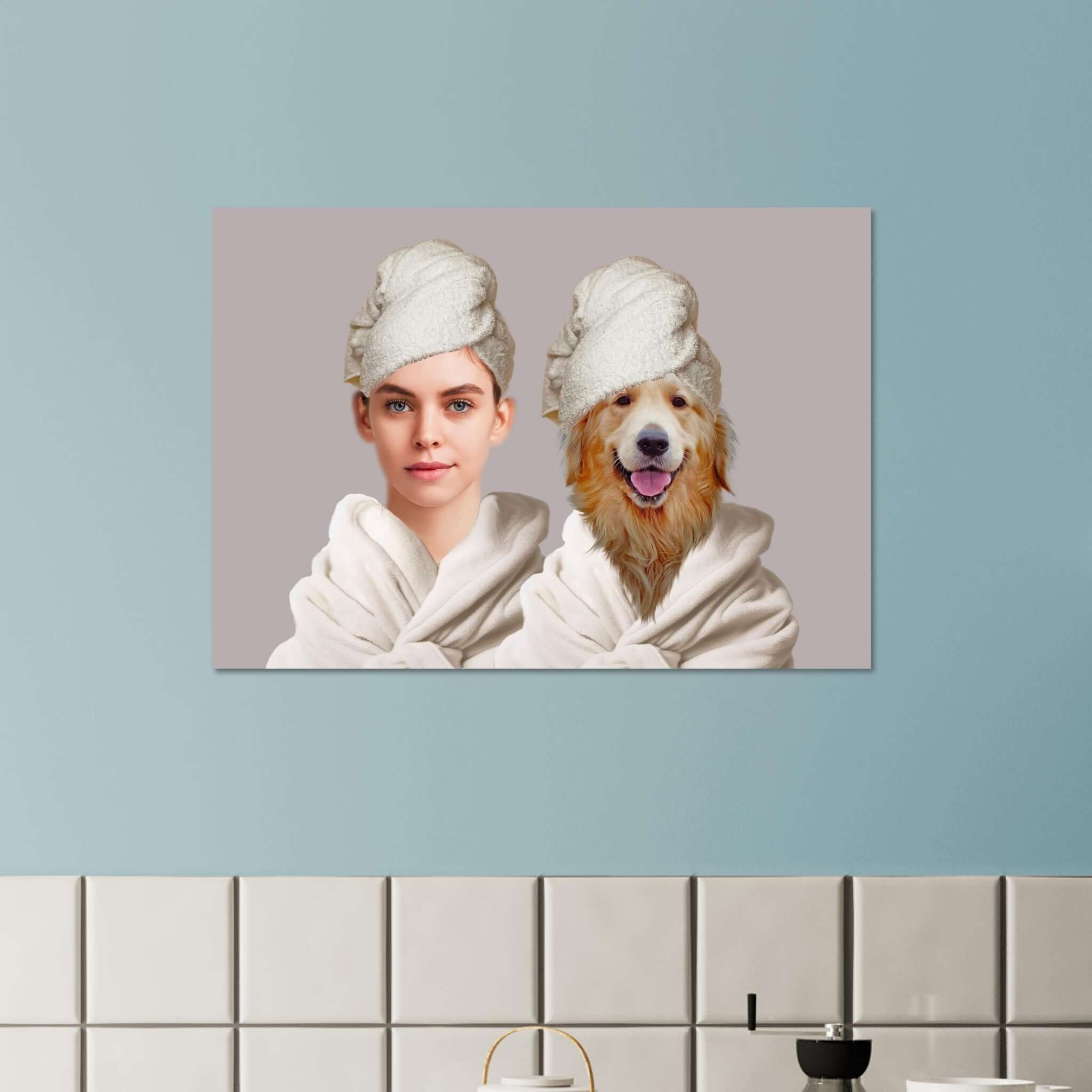 Portrait personnalisé imprimé en France sur papier FSC, affichant un duo spa drôle, humain et chien, en peignoir et serviette.