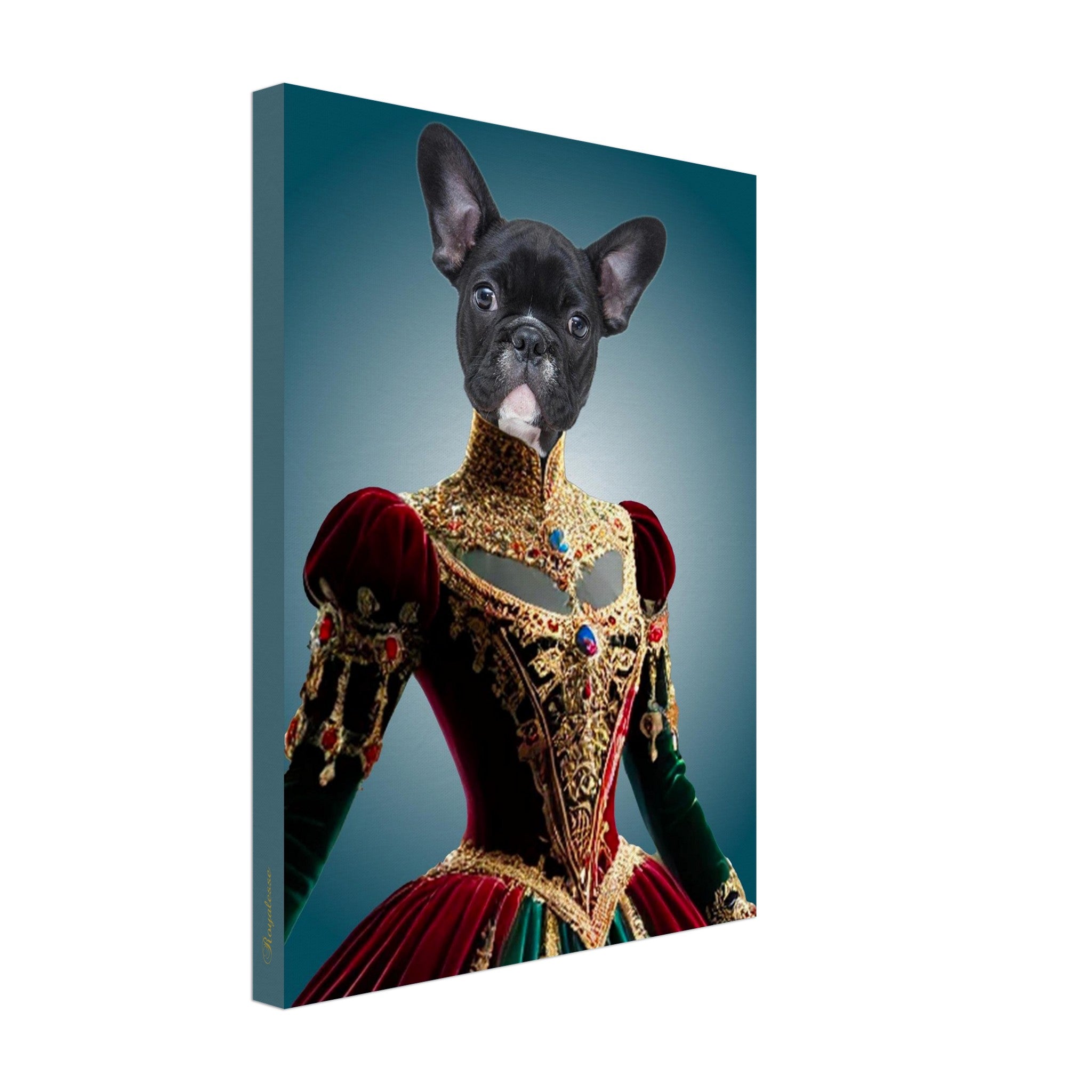 Portrait d’un bouledogue français noir vêtu d’une somptueuse robe royale baroque rouge et verte, richement brodée d’or et ornée de bijoux.