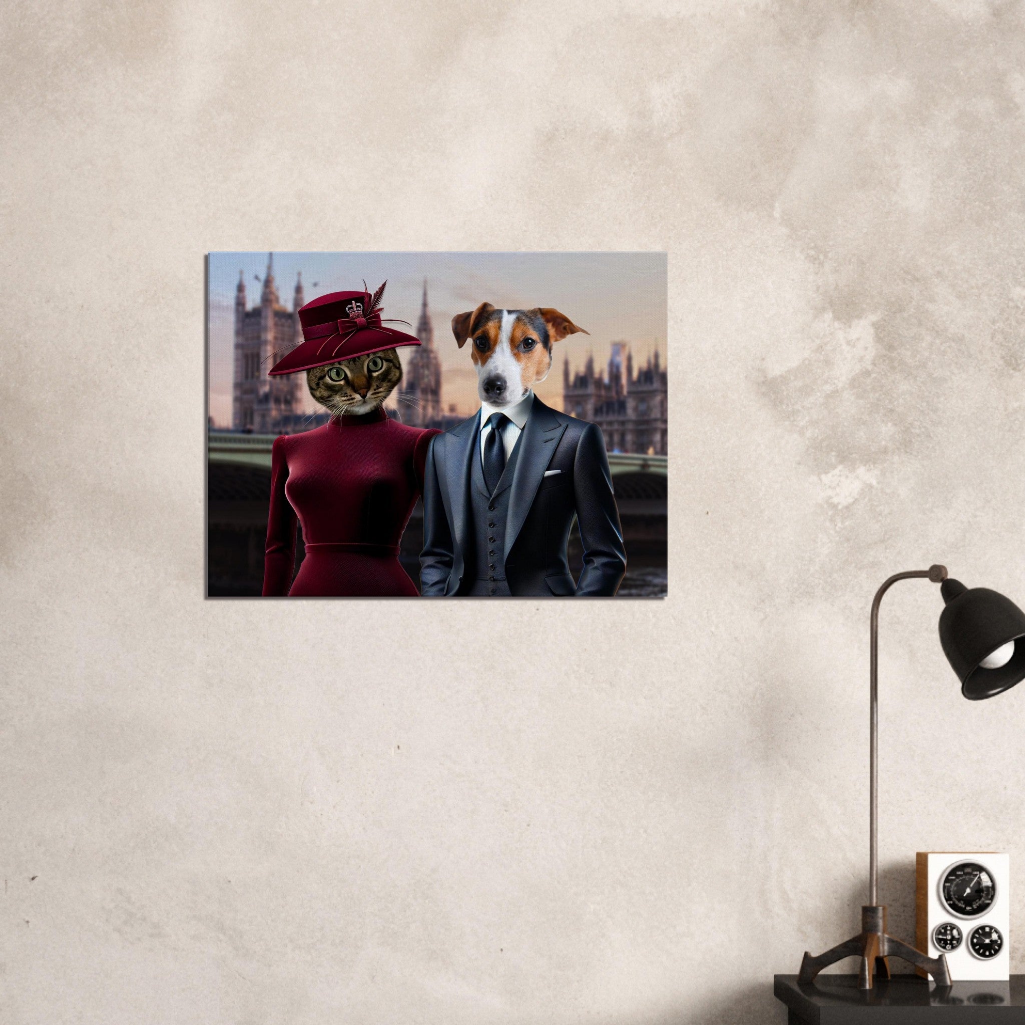 Portrait d’un chat anthropomorphe en robe bordeaux et chapeau élégant aux côtés d’un chien en costume-cravate, sur fond du Parlement de Londres.
