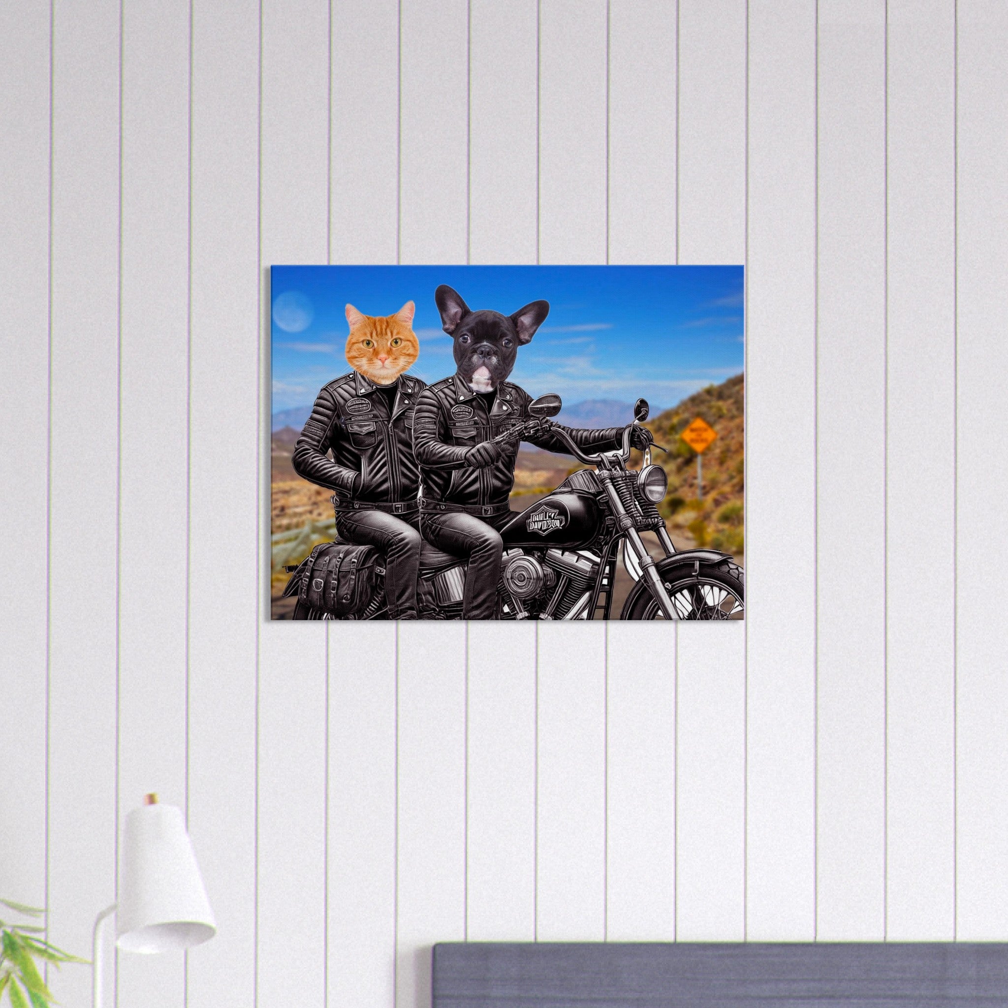 Deux personnages anthropomorphes – un chat roux et un bouledogue noir en vestes en cuir signées Harley-Davidson, assis sur une moto vintage sur une route désertique bordée de montagnes sous un ciel bleu.