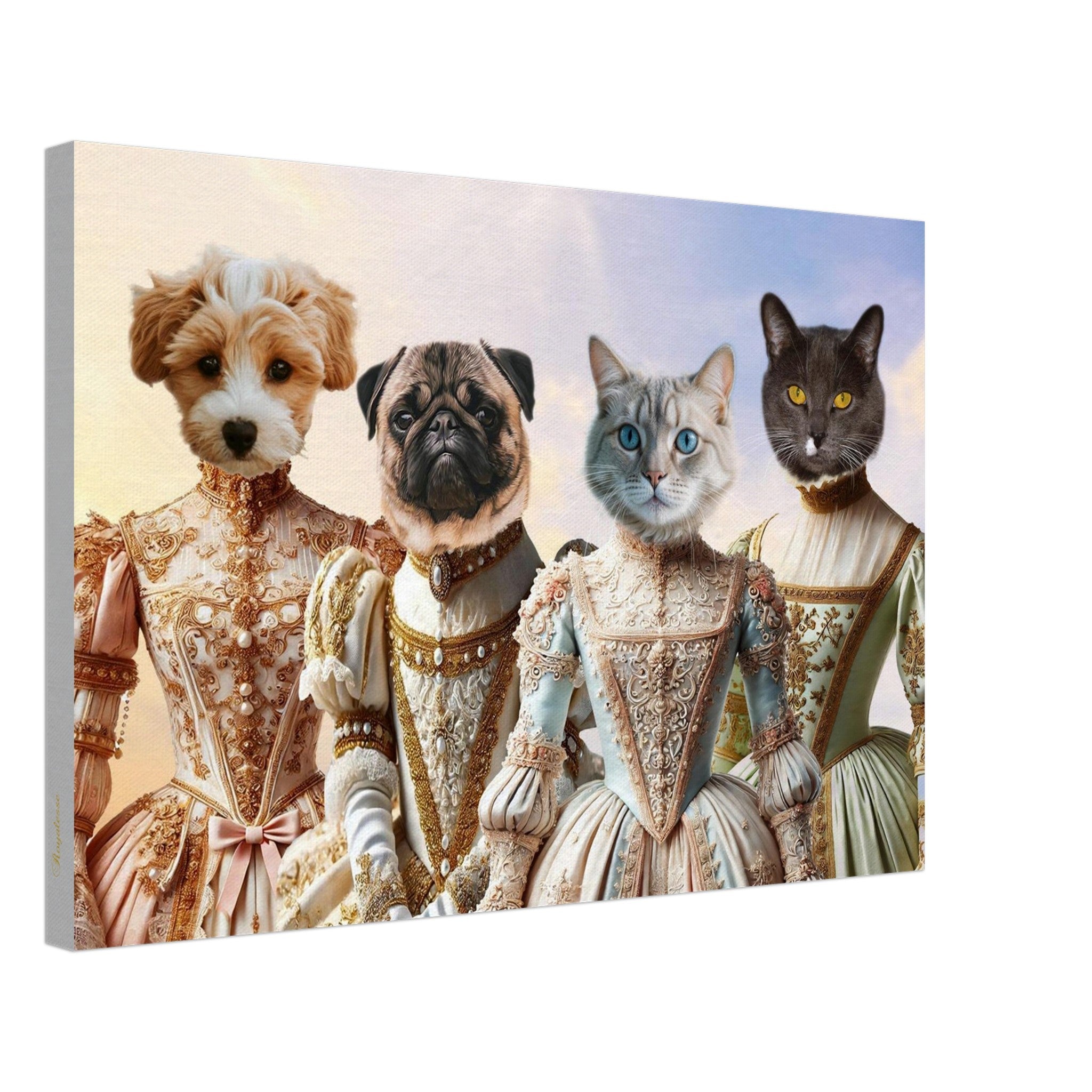 Deux chiens (chiot blanc-roux, carlin beige) et deux chats (aux yeux bleus, gris foncé) anthropomorphes vêtus de robes baroques richement brodées, perles et dentelles sur fond pastel.