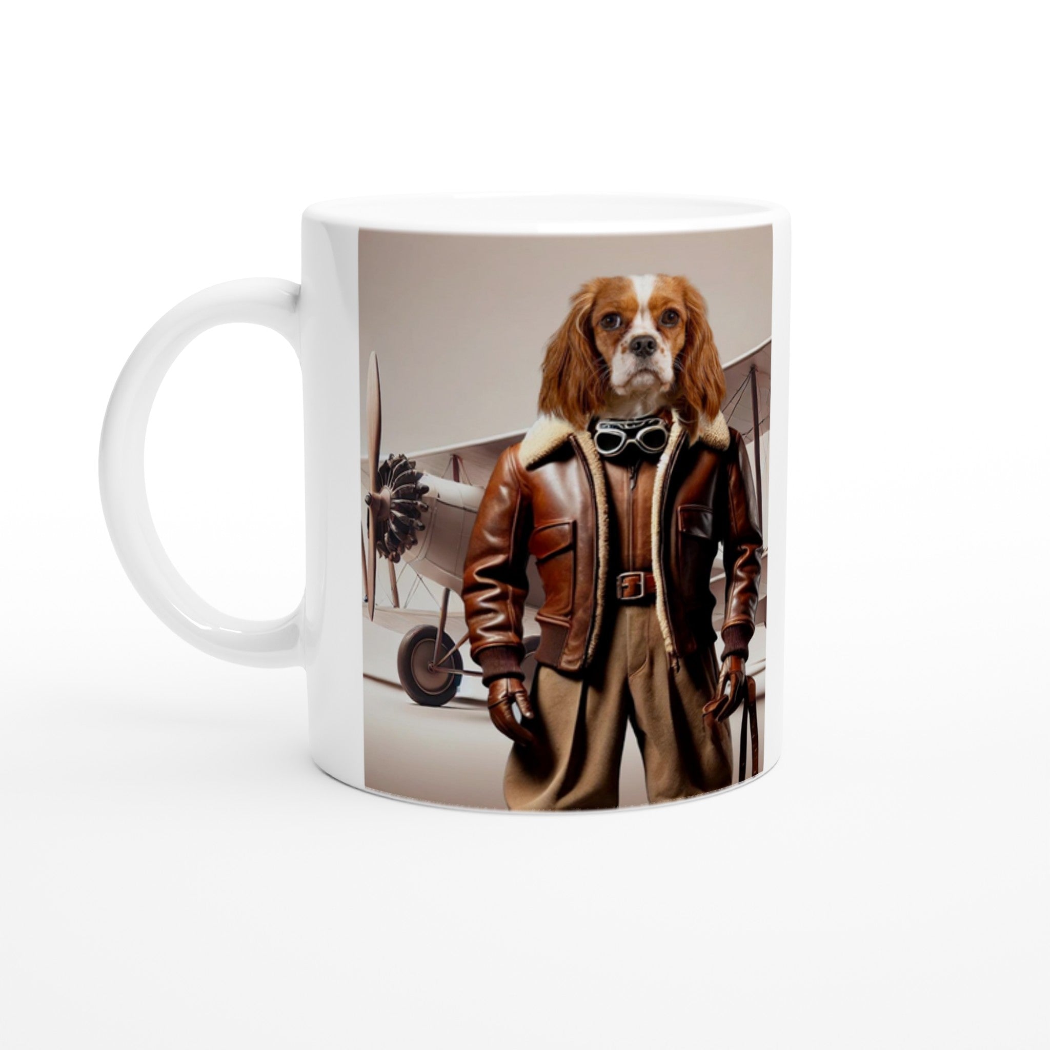 Tasse blanche imprimée d’un chien Cavalier King Charles en tenue de pilote vintage (veste en cuir marron, lunettes d’aviateur) devant un biplan classique.