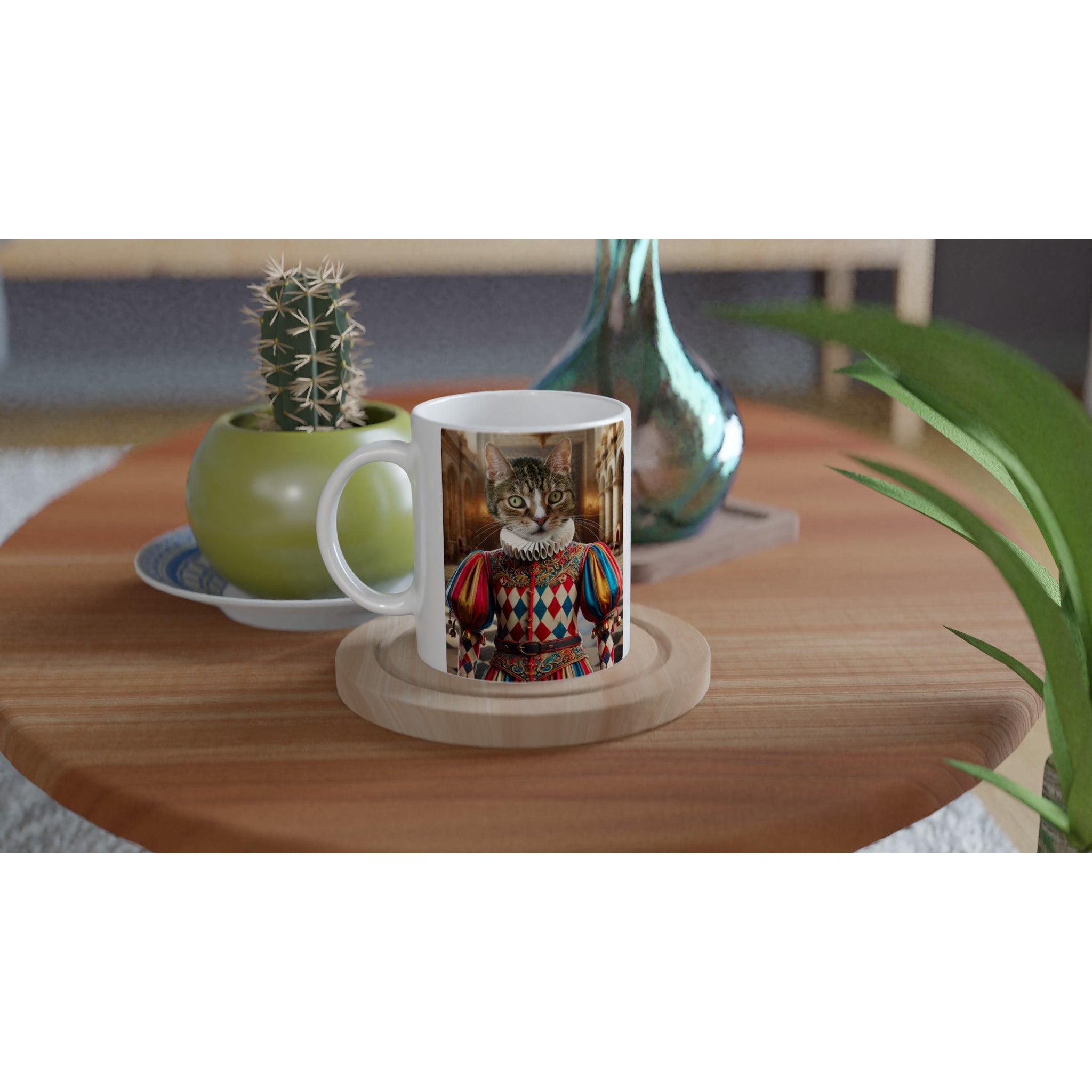 Tasse blanche posée sur une table en bois clair, décorée d’un portrait de chat portant un costume Renaissance coloré, avec un petit cactus en pot et un vase en arrière-plan.