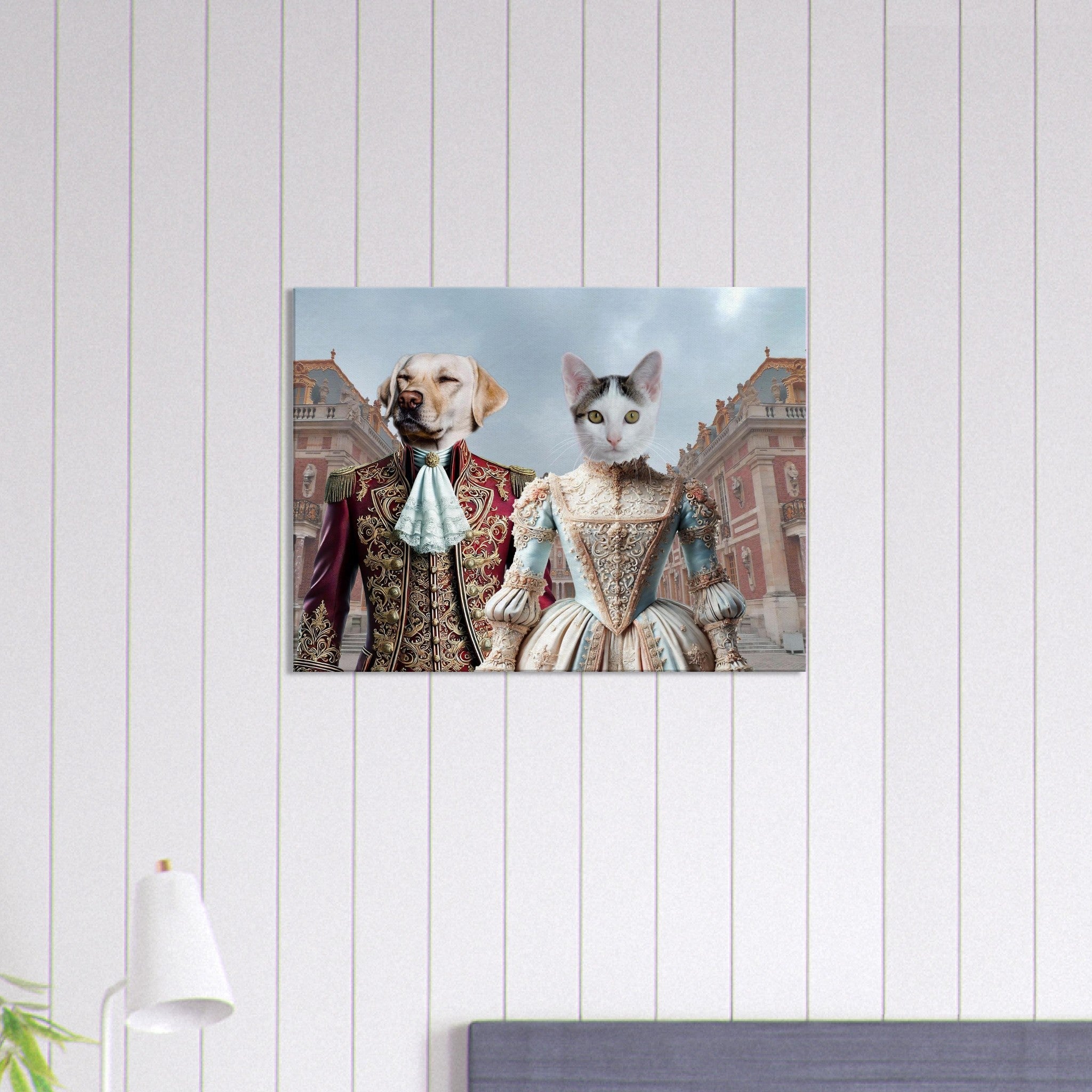 Portrait d’un chien en habit baroque bordeaux et d’un chat en robe rococo bleu crème posant devant la façade d’un palais du XVIIIᵉ siècle.