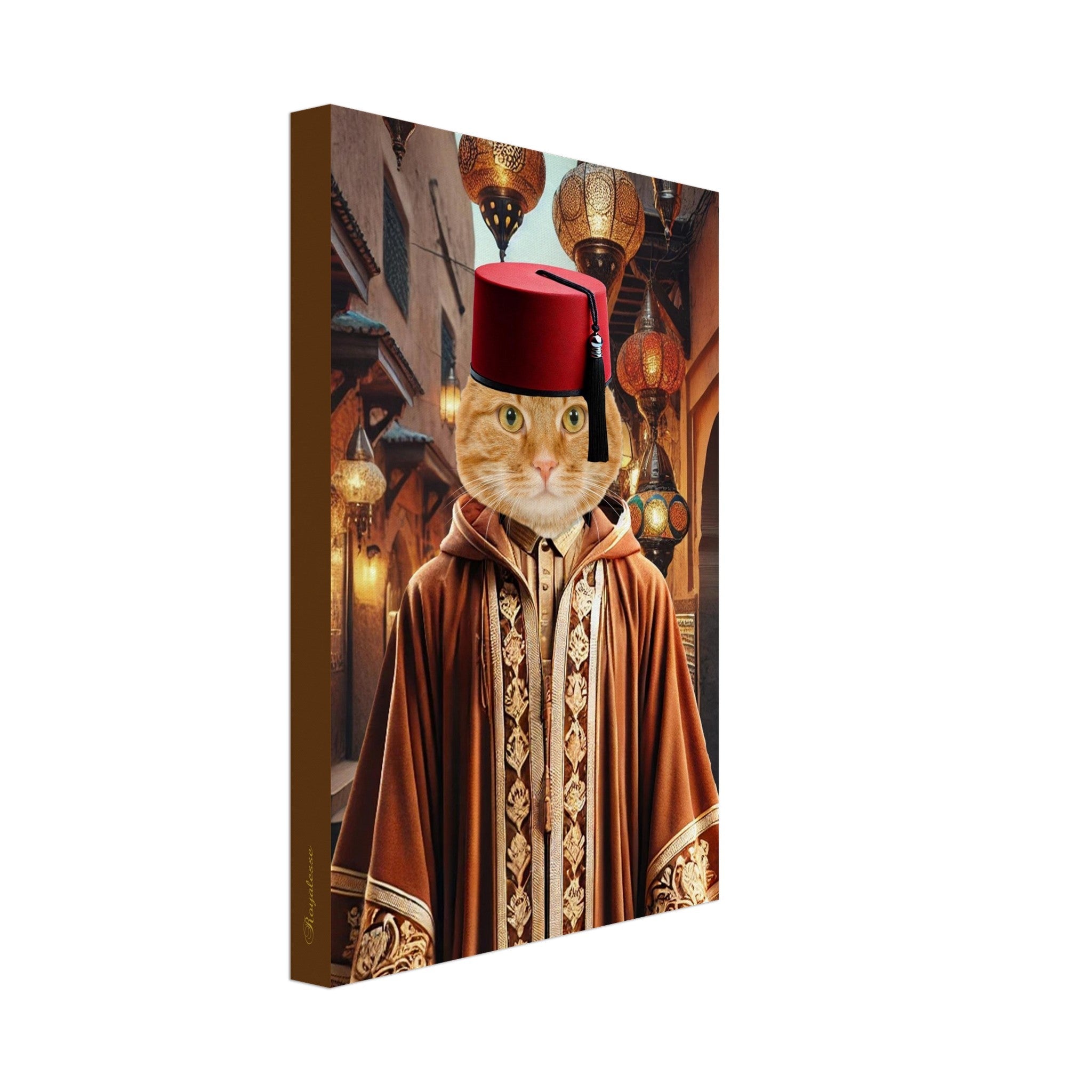 Chat roux coiffé d’un fez rouge et vêtu d’une djellaba brodée dorée, debout dans une ruelle de souk animée et éclairée de lanternes orientales, impression artistique sur toile.