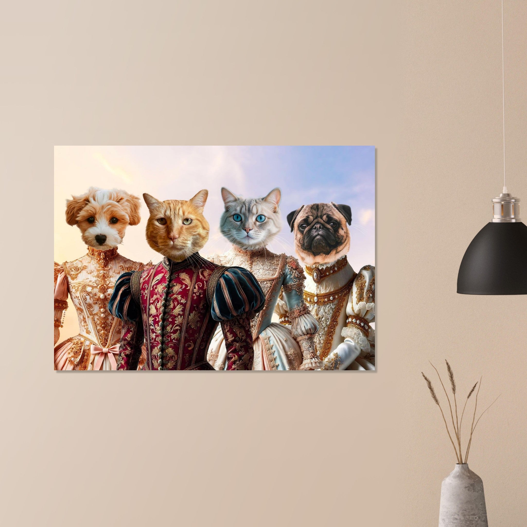 Portrait mural dans un salon minimaliste : quatre animaux anthropomorphes (un chiot blanc et brun, un chat roux, un chat gris aux yeux bleus et un carlin) en somptueux costumes royaux Renaissance sur fond de ciel pastel, accrochés à un mur beige à côté d’une lampe suspendue noire et d’un vase décoratif.