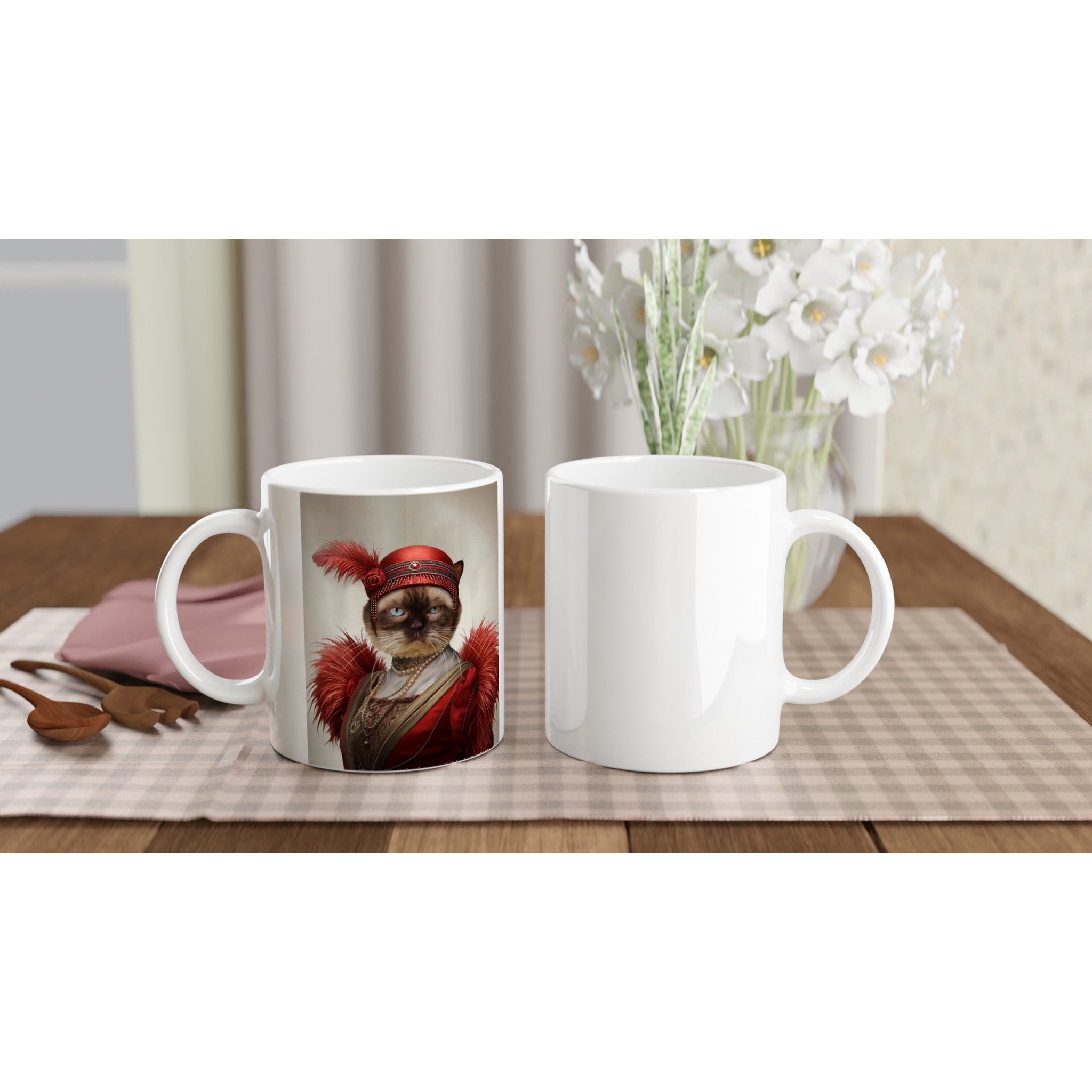 Deux mugs blancs posés sur une table en bois : l’un décoré d’un portrait de chat élégant en costume flapper rouge à plumes, l’autre vierge, sur un chemin de table à carreaux avec couverts en bois et un vase de fleurs blanches en arrière-plan.