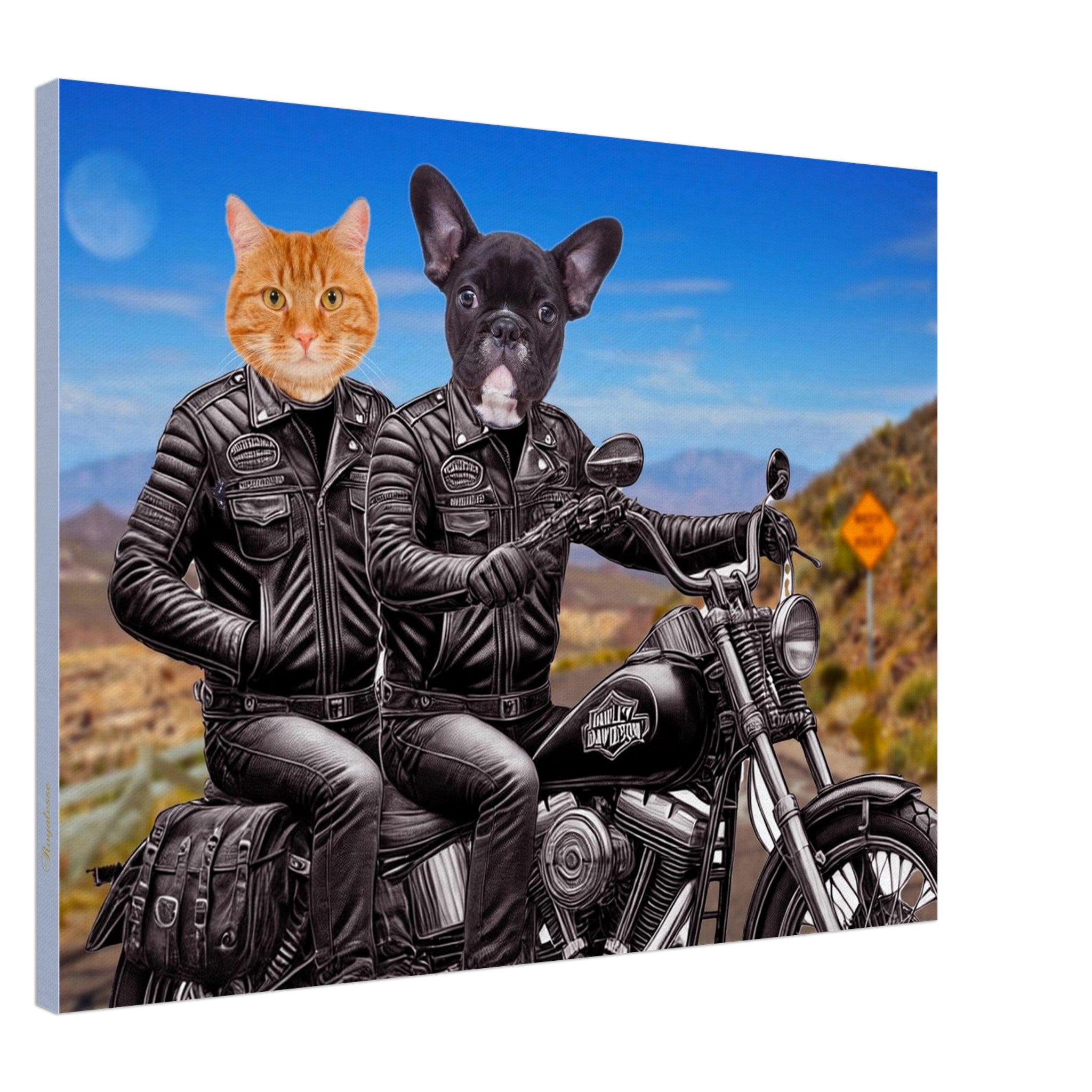 Chat orange et chien bouledogue français vêtus de blousons en cuir noir perchés sur une moto Harley-Davidson vintage roulant sur une route désertique bordée de montagnes.