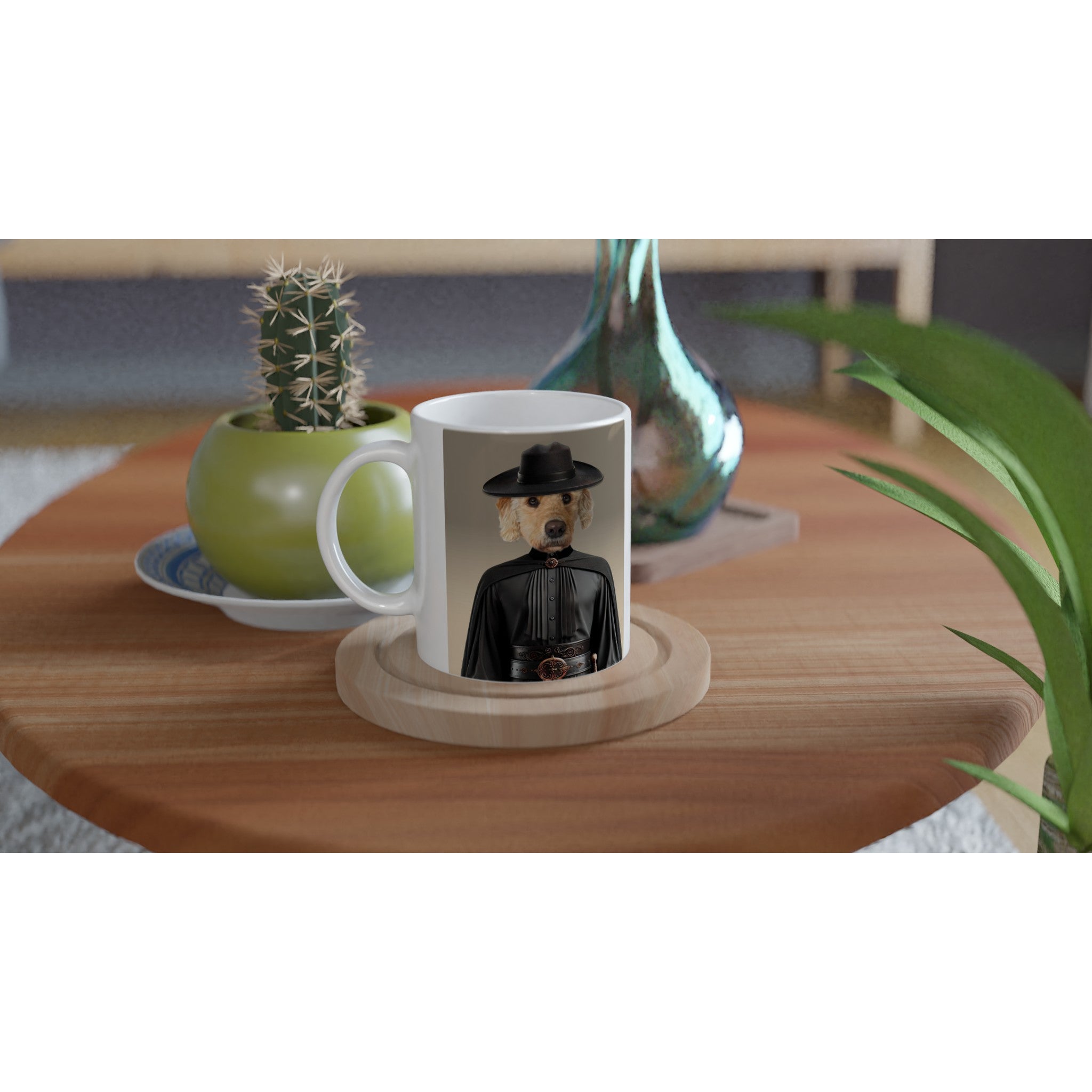 Mug blanc personnalisé avec illustration d’un chien en costume noir façon Zorro, posé sur une table en bois aux côtés d’un cactus en pot vert et d’une plante décorative