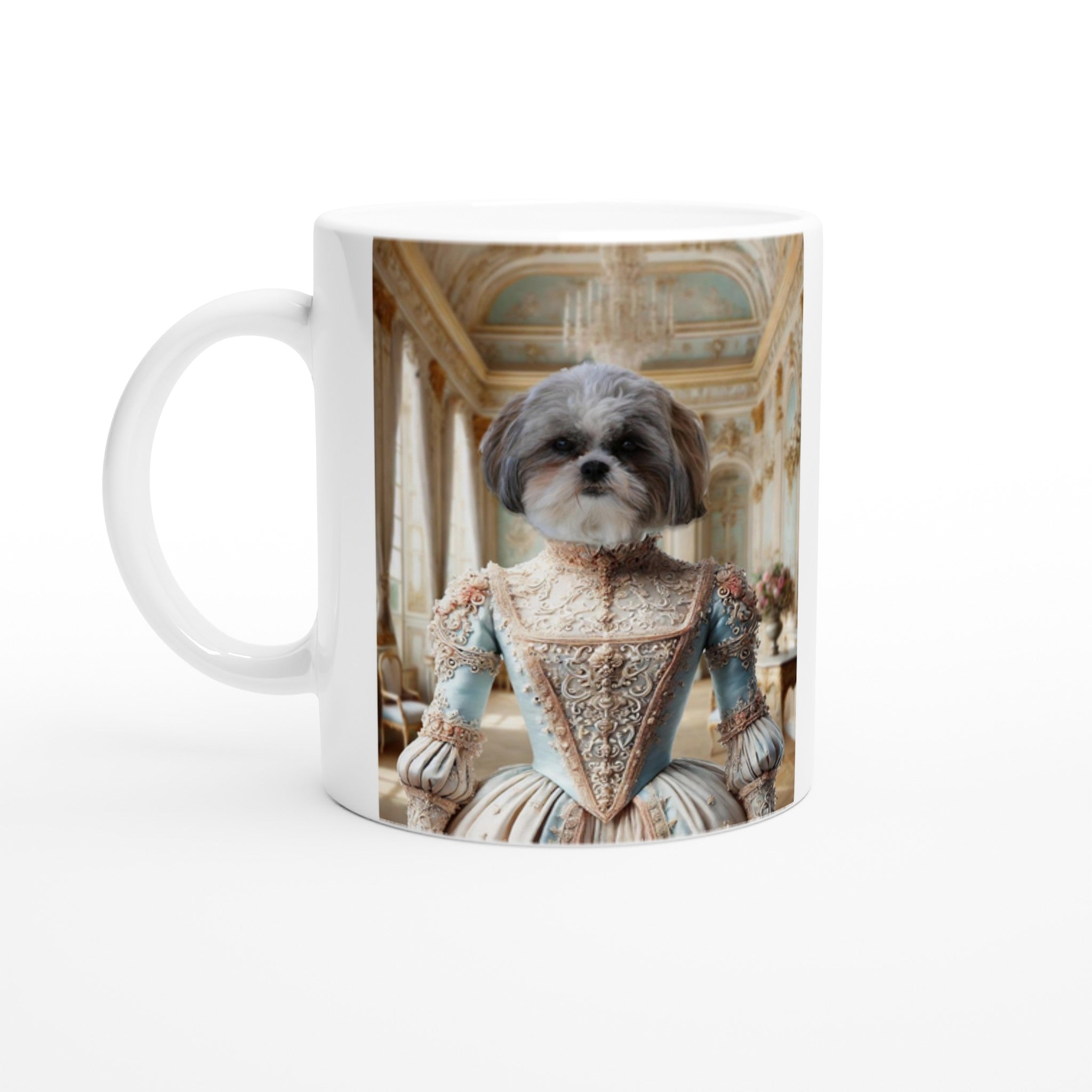 Tasse blanche imprimée d’un Shih Tzu habillé en aristocrate du XVIIIᵉ siècle dans un salon rococo élégant