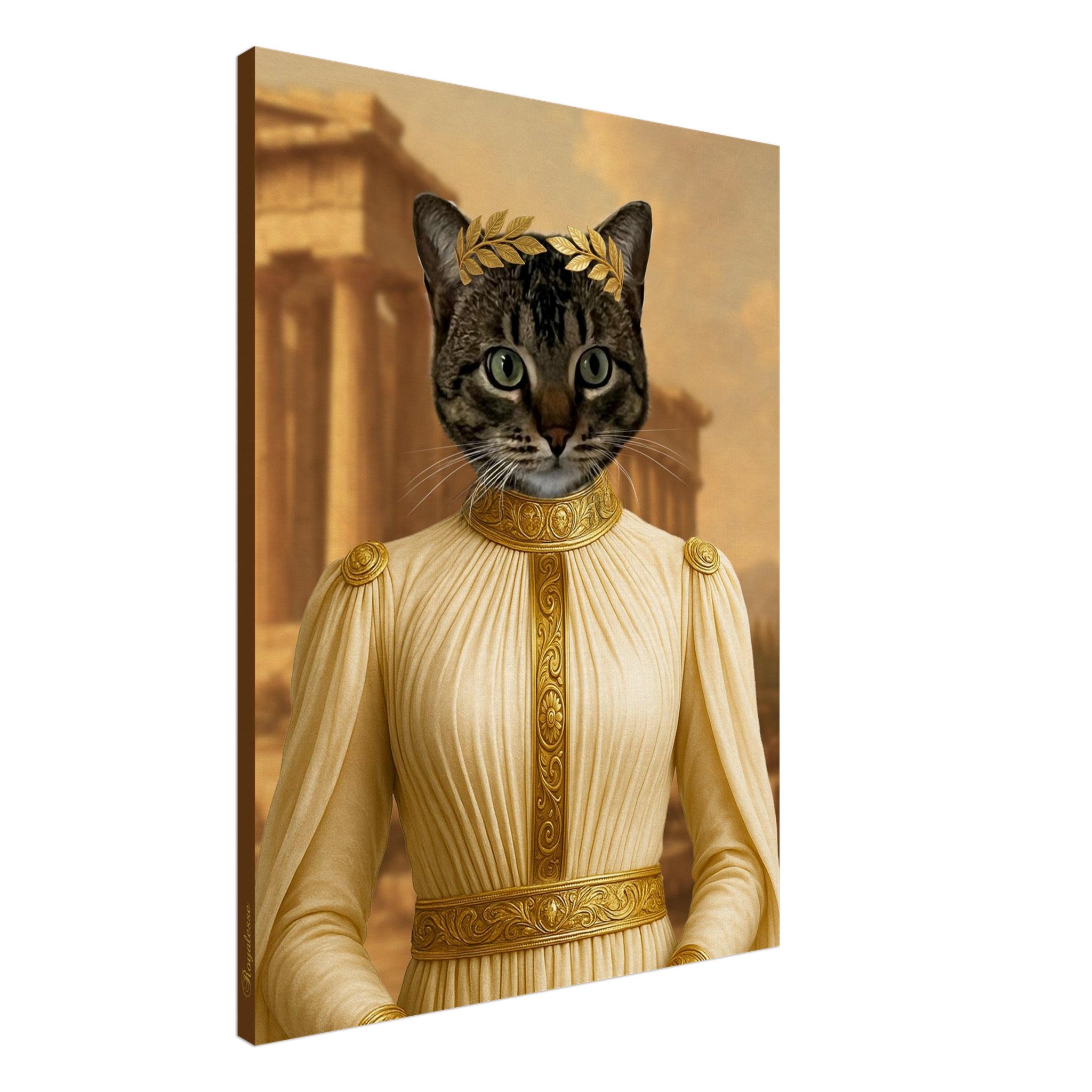 Portrait de chat aristocratique portant une couronne de laurier doré et une robe blanche et or de style antique devant des colonnes de temple grec.