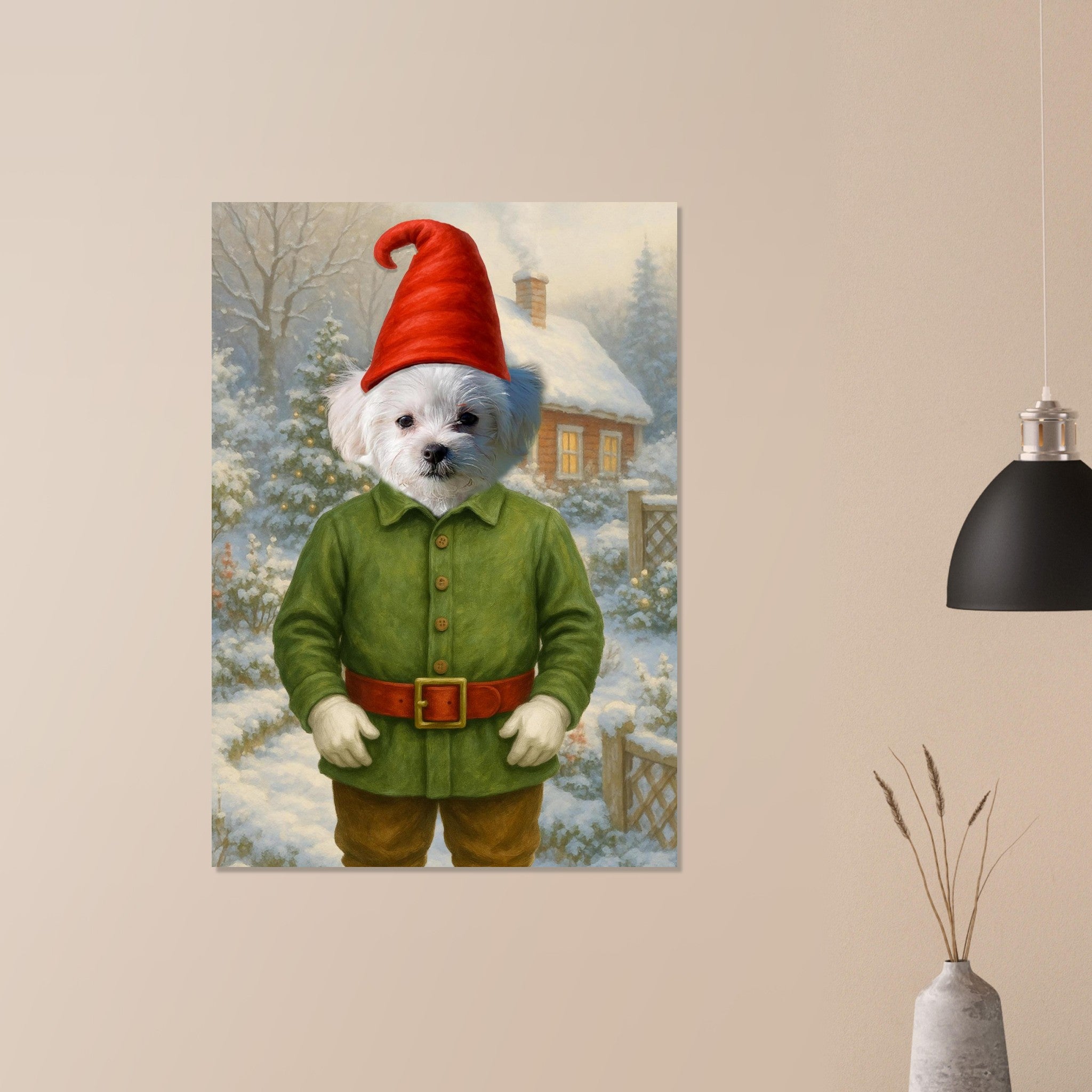 Chien blanc vêtu d’un costume d’elfe de Noël (manteau vert à boutons, ceinture rouge, gants blancs, chapeau pointu rouge) debout dans un jardin enneigé devant une petite maison aux fenêtres illuminées