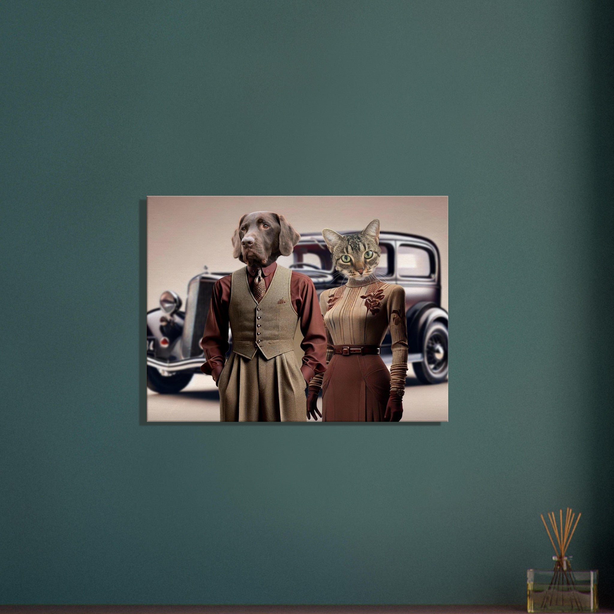 Couple anthropomorphe art déco : un homme à tête de chien en costume trois-pièces marron et chemise bordeaux aux côtés d’une femme à tête de chat en robe élégante, posant devant une voiture vintage sur fond vert.