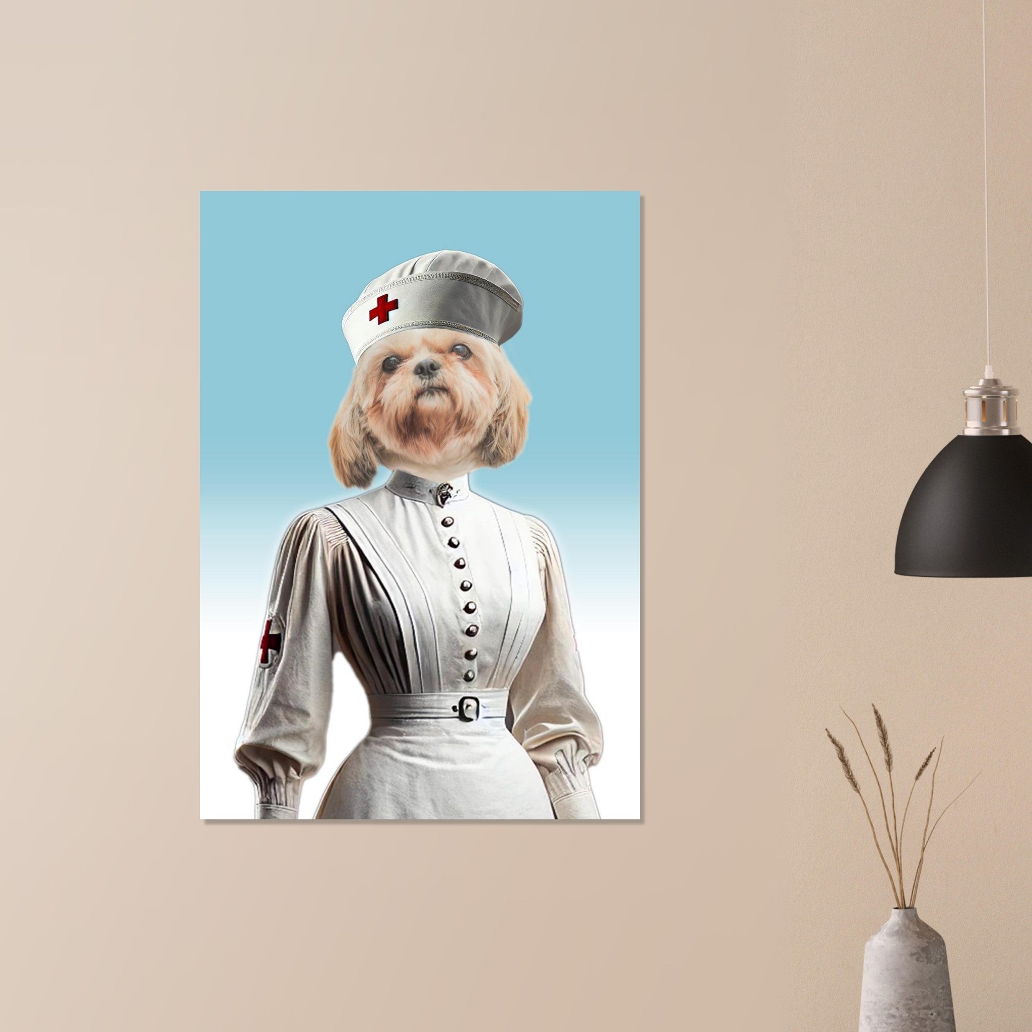 Affiche décorative d’un shih-tzu en uniforme d’infirmière vintage (coiffe blanche à croix rouge, robe d’époque) sur fond bleu, accrochée à un mur beige près d’une lampe suspendue noire et d’un vase en béton