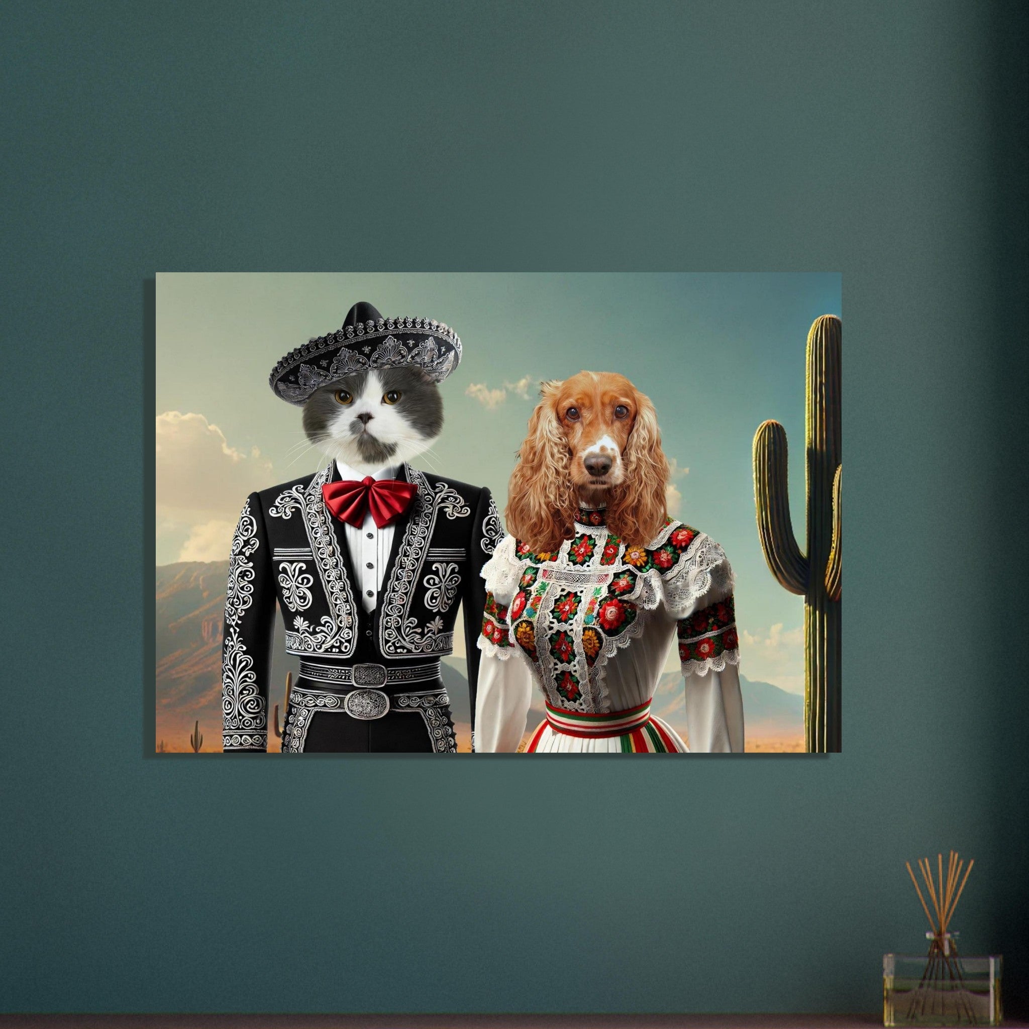 Chat en costume de mariachi noir avec sombrero à côté d’un chien en robe folklorique mexicaine colorée, cactus et paysage désertique en arrière-plan.