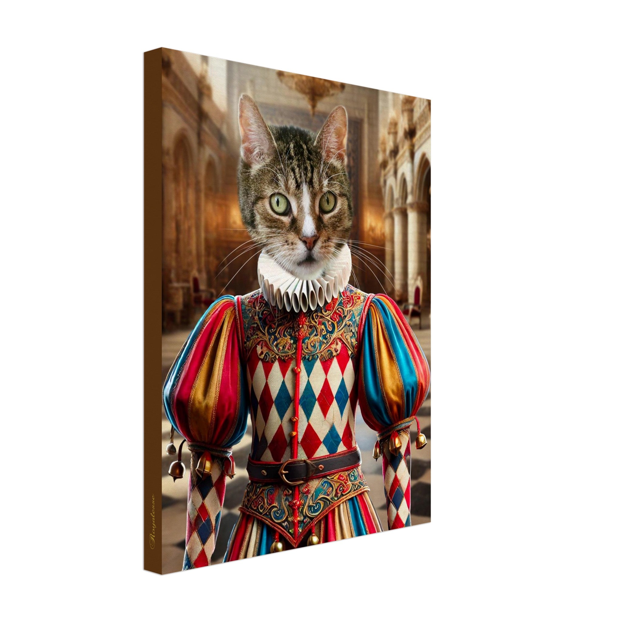 Chat tigré en costume Renaissance coloré à motifs losanges, col plissé et manches bouffantes, dans un somptueux hall de palais.