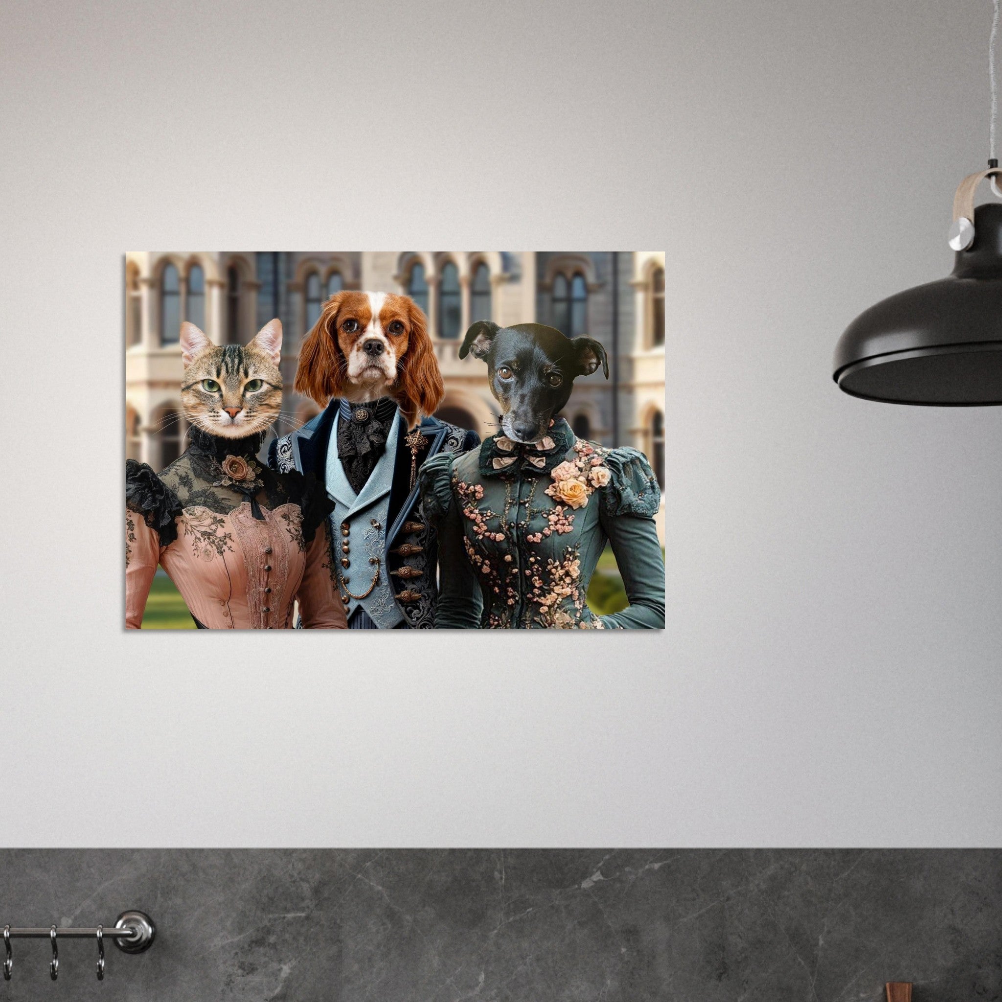 Portrait mural de trois animaux anthropomorphes en tenues victoriennes – un chat en robe rose, un chien Cavalier King Charles en costume bleu et un petit chien noir en robe verte fleurie, posant devant un manoir ancien.