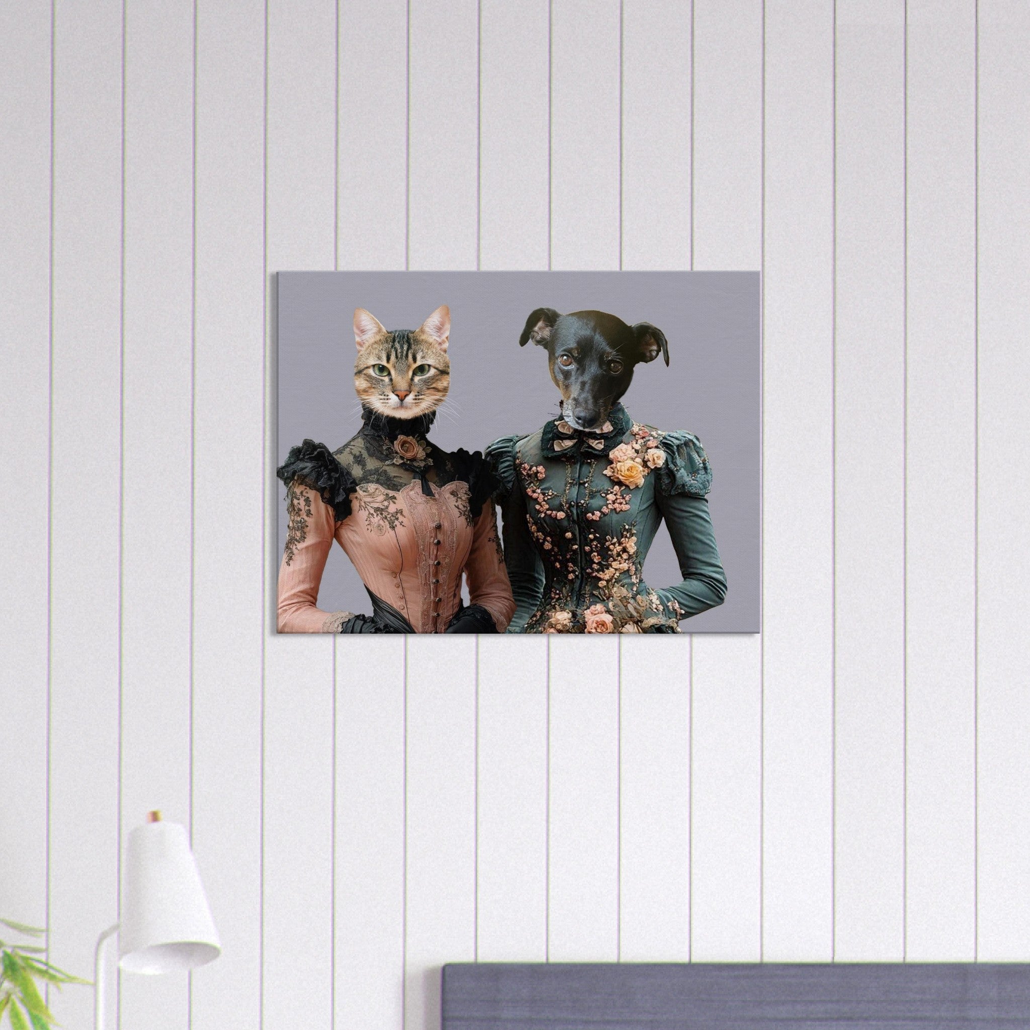 Portrait anthropomorphe d’un chat en robe victorienne rose à dentelle noire aux côtés d’un chien en robe verte ornée de fleurs sur fond gris.