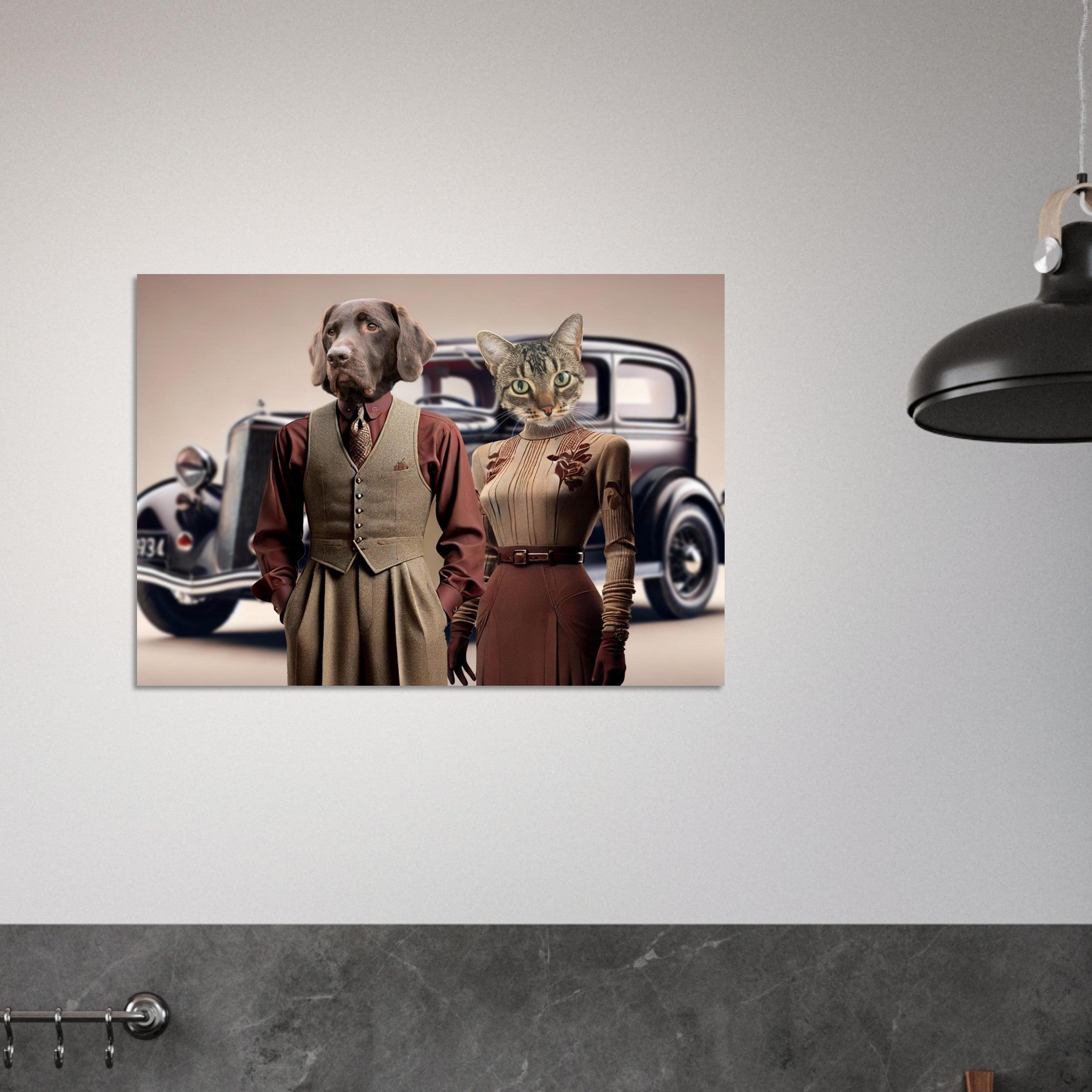 Couple anthropomorphe : un chien en gilet-cravate et un chat en robe élégante style années 1930 posant devant une voiture ancienne.