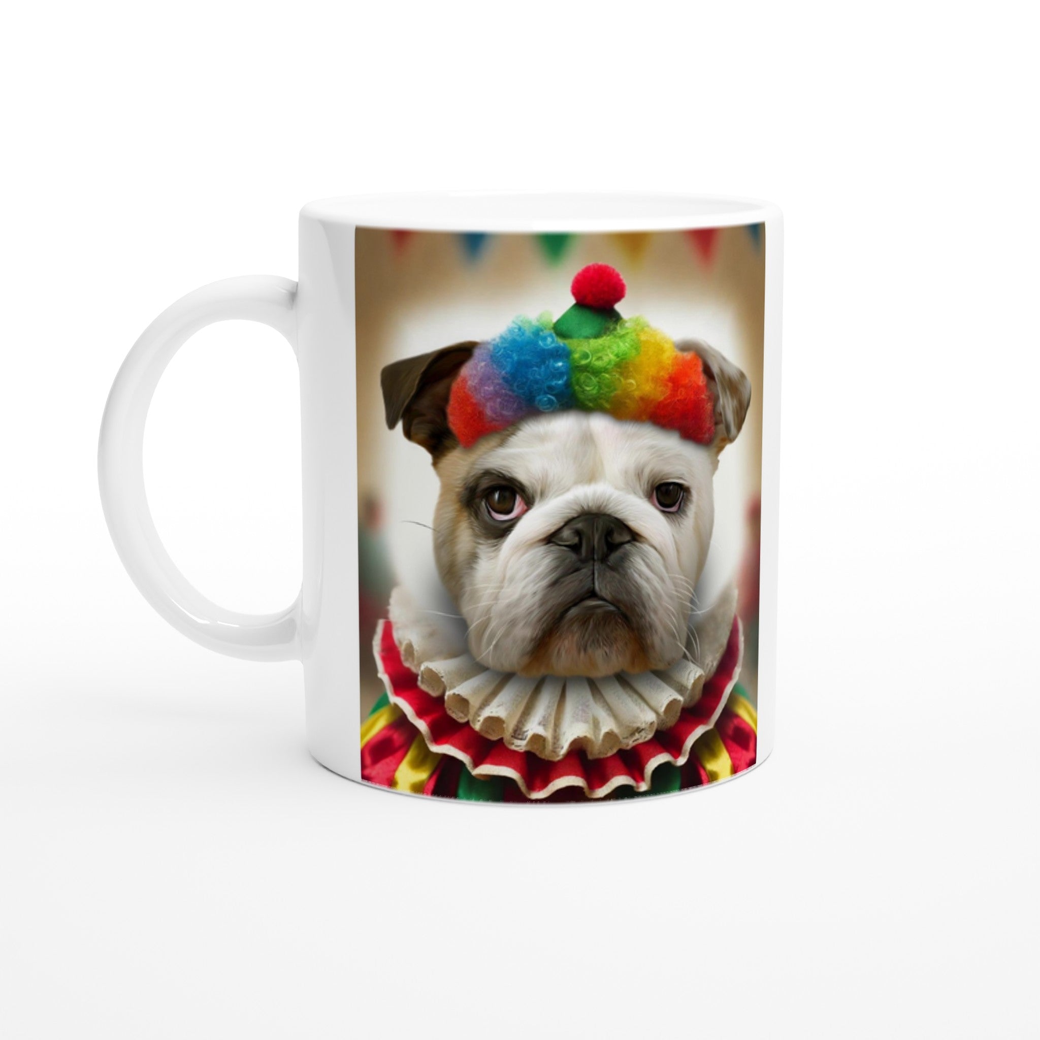 Mug blanc à anse imprimé d’un bouledogue anglais déguisé en clown avec perruque multicolore et col festonné.