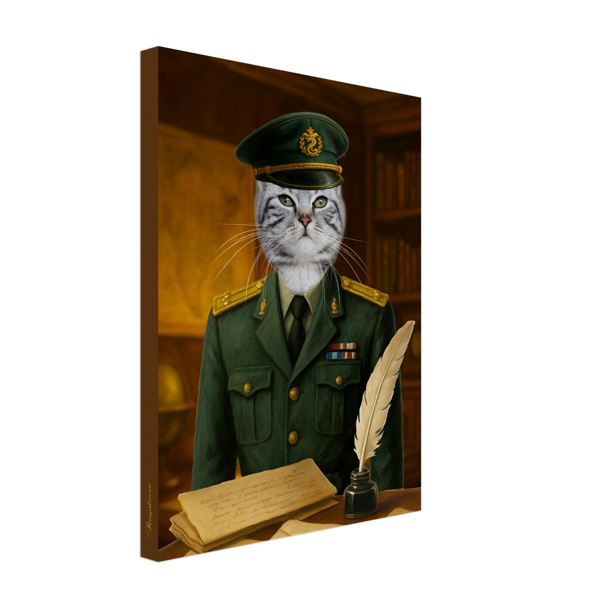 Chat tigré gris en uniforme d’officier militaire vert avec galons et casquette, assis derrière un bureau en bois sur lequel reposent une lettre manuscrite, une plume et un encrier, bibliothèque en arrière-plan.