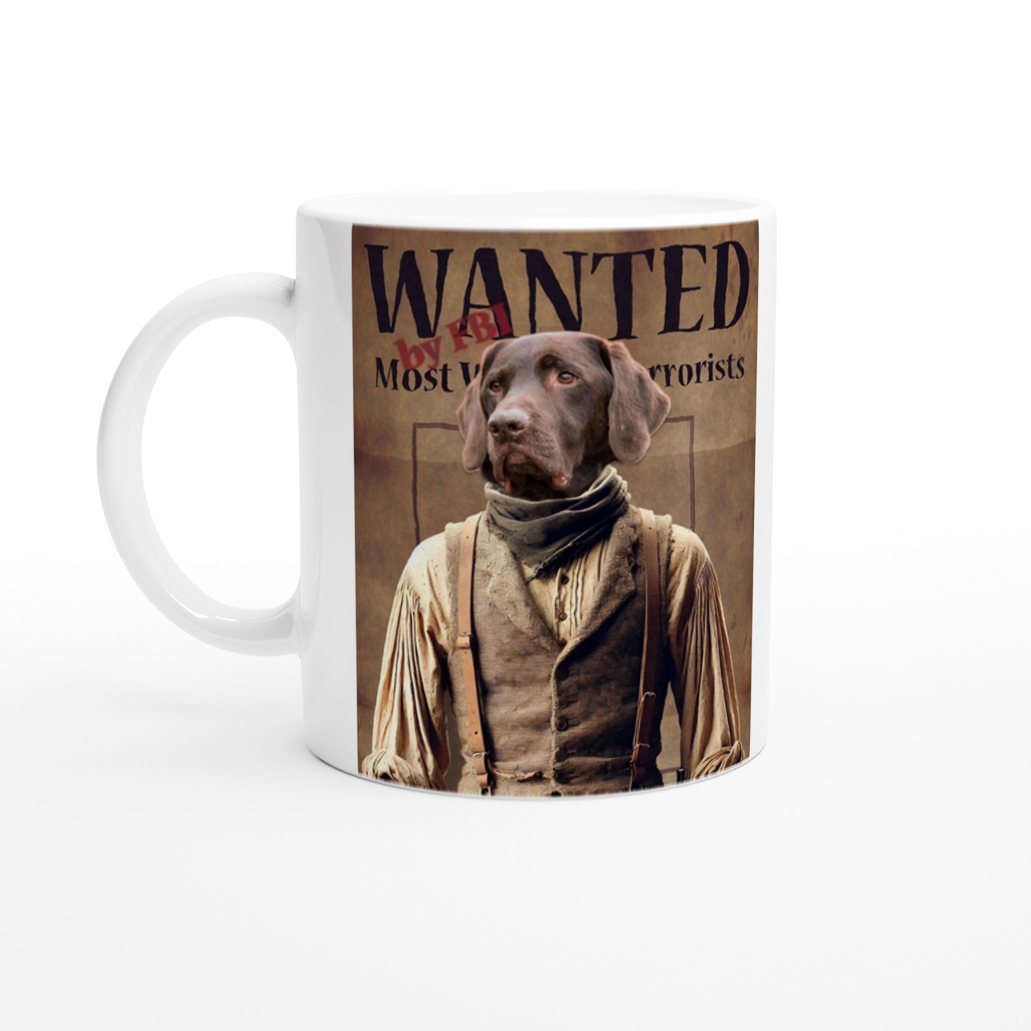 Mug blanc imprimé d’un poster vintage style western « WANTED by FBI Most Wanted Terrorists » avec un chien Labrador chocolat habillé en cow-boy.