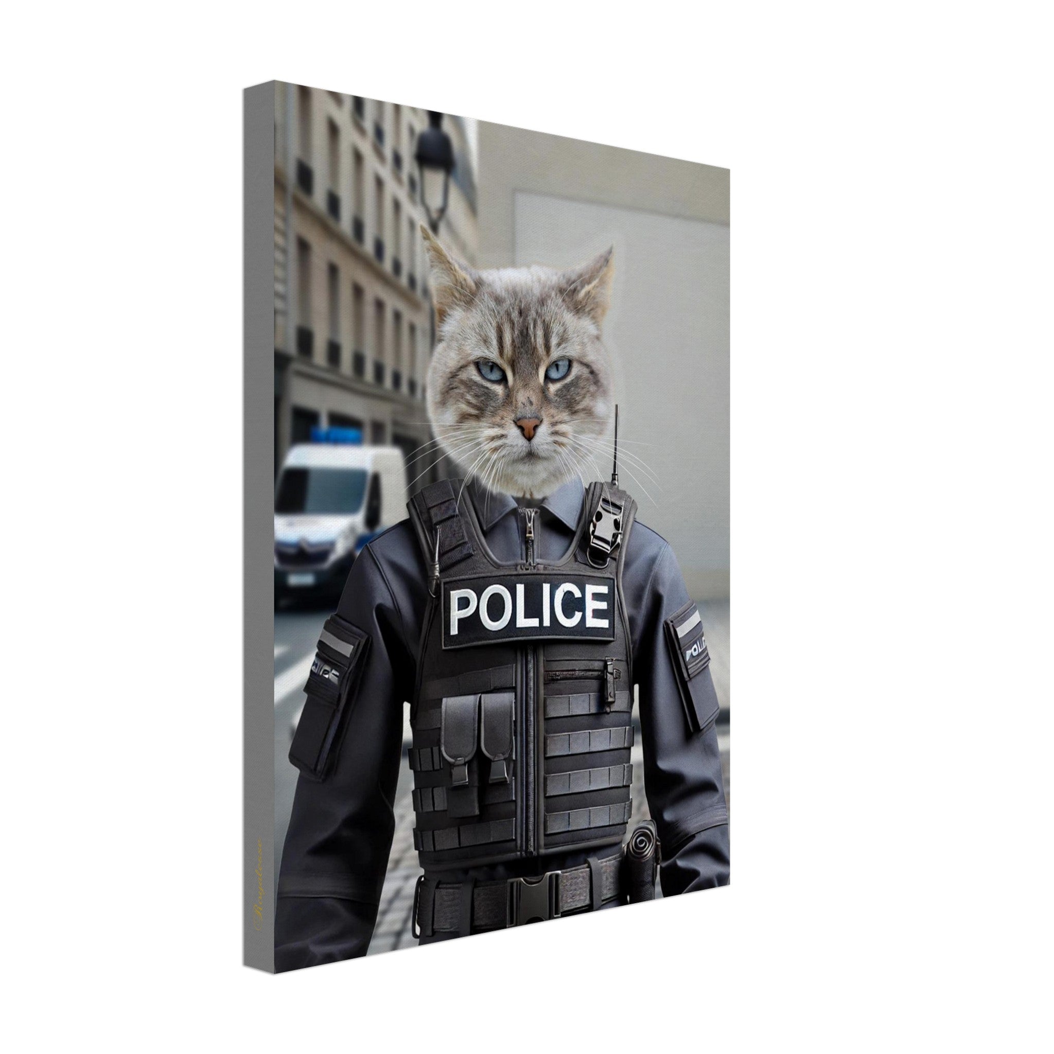 Impression sur toile représentant un chat gris-bleu vêtu d’un gilet tactique de police avec radio, debout devant une rue urbaine et un véhicule de police en arrière-plan