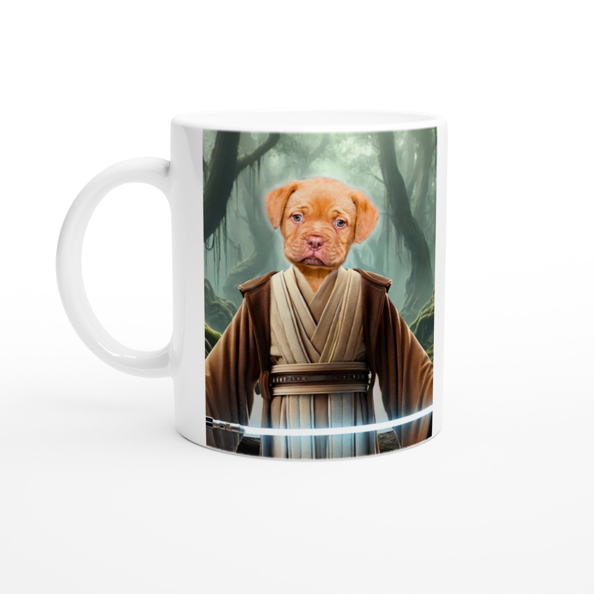 Mug blanc personnalisé illustré d’un chiot roux en tenue de Jedi brandissant un sabre laser bleu devant un paysage de forêt brumeuse.