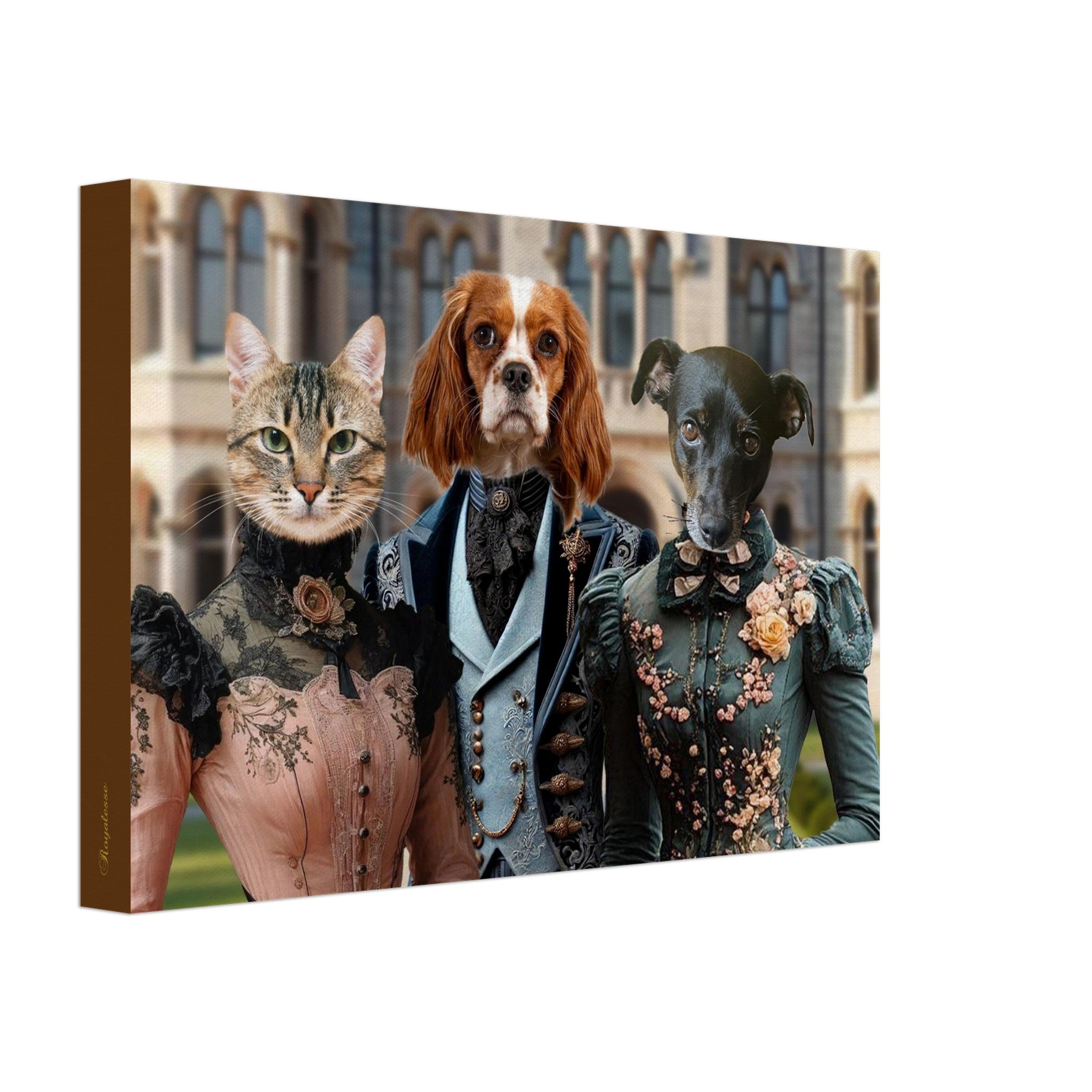 Trois personnages anthropomorphes devant un bâtiment en pierre : à gauche un chat tigré vêtu d’une robe victorienne rose à dentelle, au centre un chien Cavalier King Charles Spaniel en costume bleu et cravate noire, à droite un lévrier noir dans une robe victorienne verte ornée de fleurs.