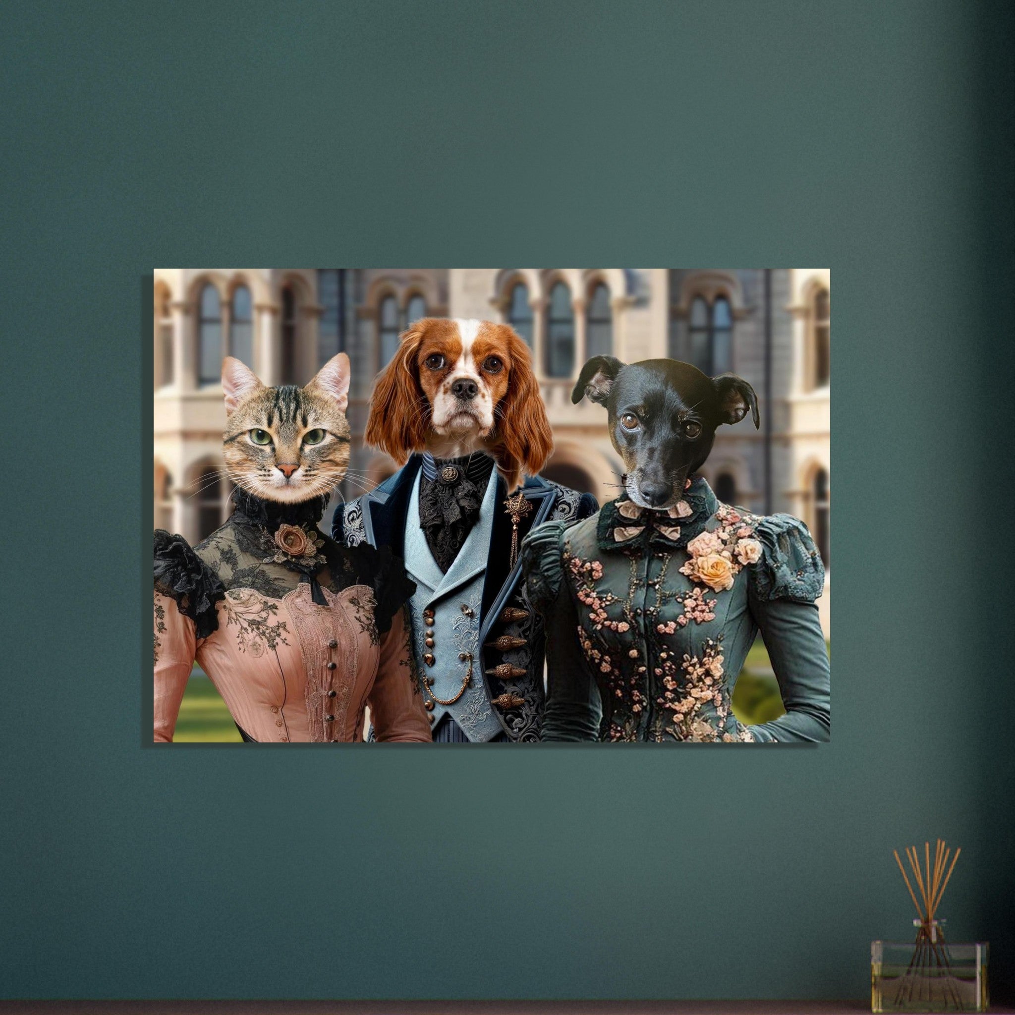 Trois animaux anthropomorphes habillés en tenues victoriennes : un chat en robe rose à broderies florales, un Cavalier King Charles en costume bleu-canard et un petit chien noir en robe verte ornée de fleurs, posant devant la façade d’un manoir ancien.