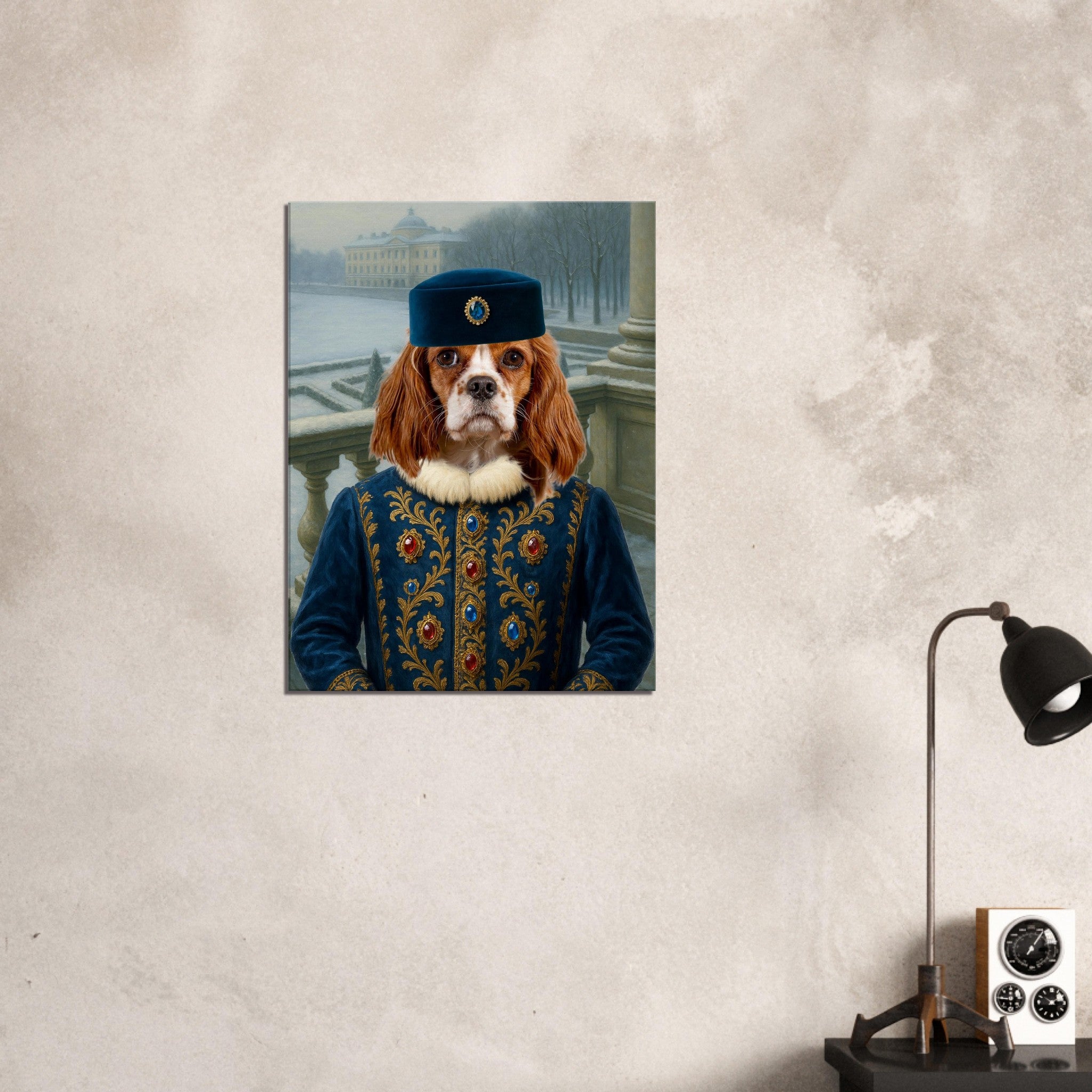 Chien Cavalier King Charles Spaniel en costume d’apparat bleu brodé de motifs dorés et de pierres précieuses, chapeau assorti, sur fond de jardin enneigé et palais classique.