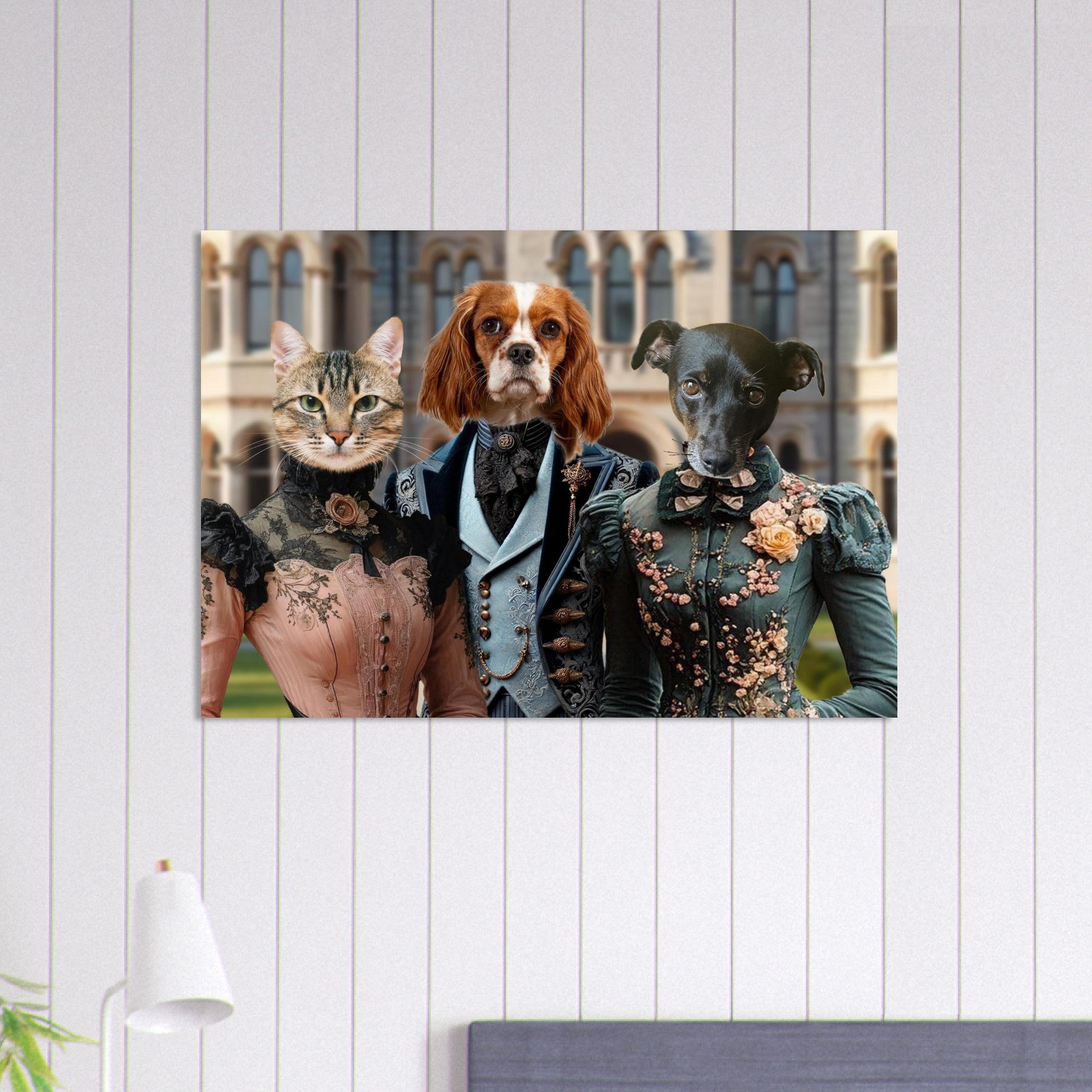 Portrait anthropomorphe d’un chat tigré, d’un Cavalier King Charles et d’un petit chien noir en tenues victoriennes richement décorées, posant devant un manoir historique.
