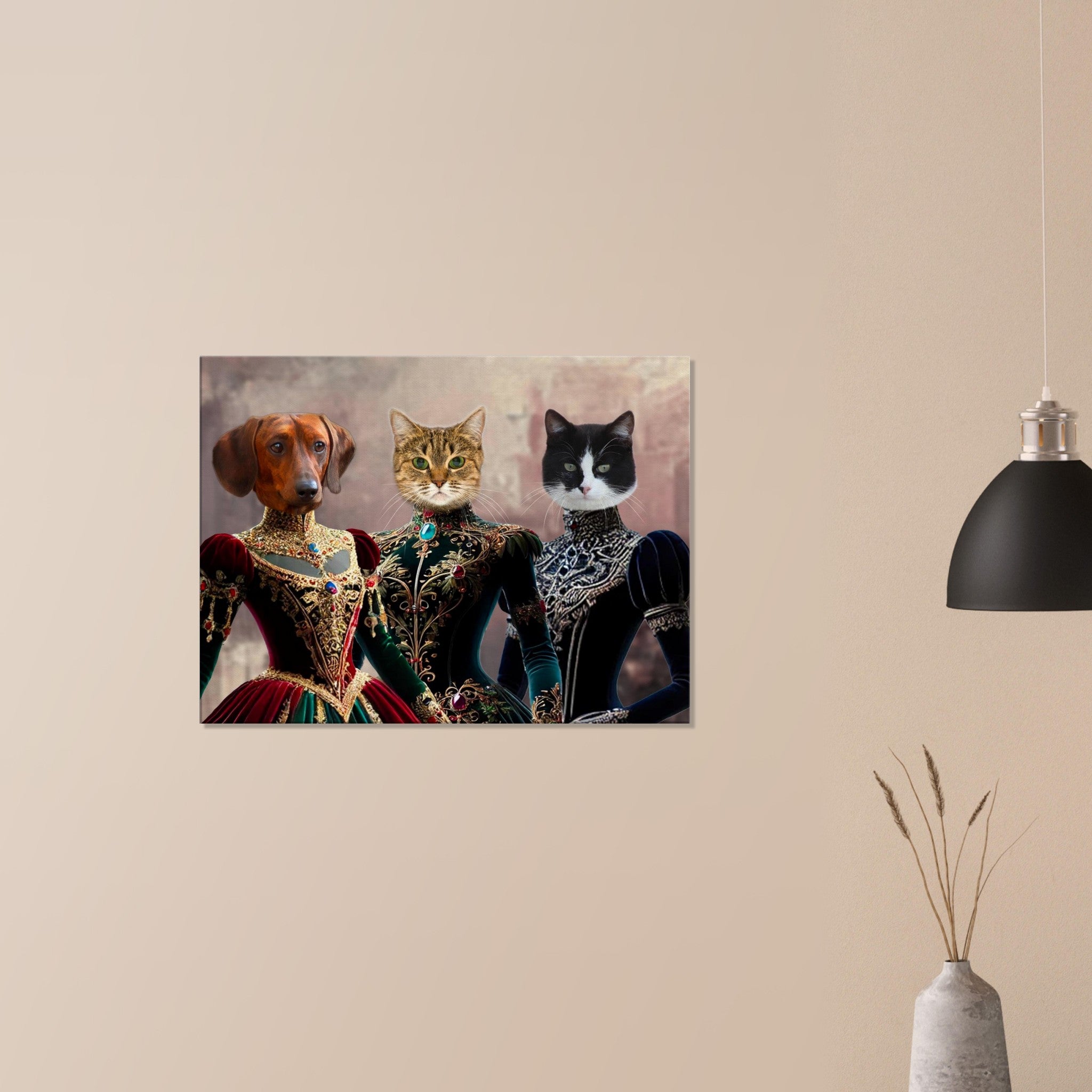 Tableau mural représentant trois animaux anthropomorphes en tenues de cour : un teckel en robe rouge brodée d’or, un chat tigré en robe verte ornée de bijoux et un chat noir et blanc en robe bleu sombre, suspendu sur un mur beige à côté d’une lampe noire et d’un vase minimaliste.