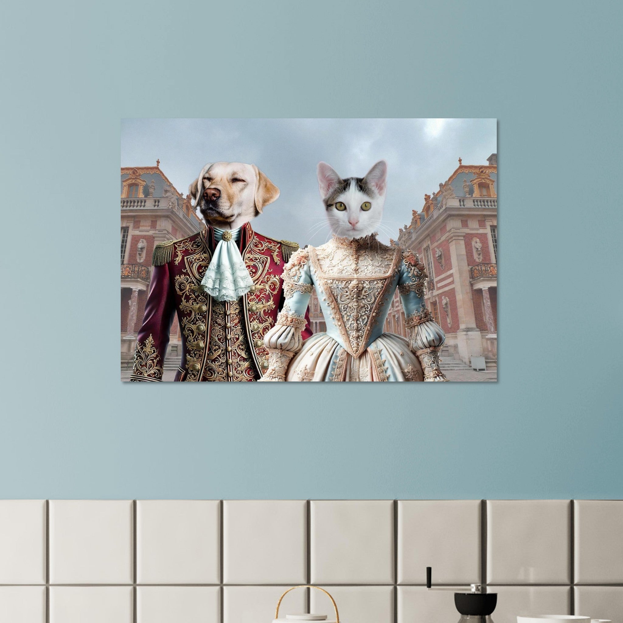 Affiche murale d’un chien anthropomorphe en uniforme brodé du XVIIIe siècle et d’une chatte en robe baroque posant devant un palais royal.