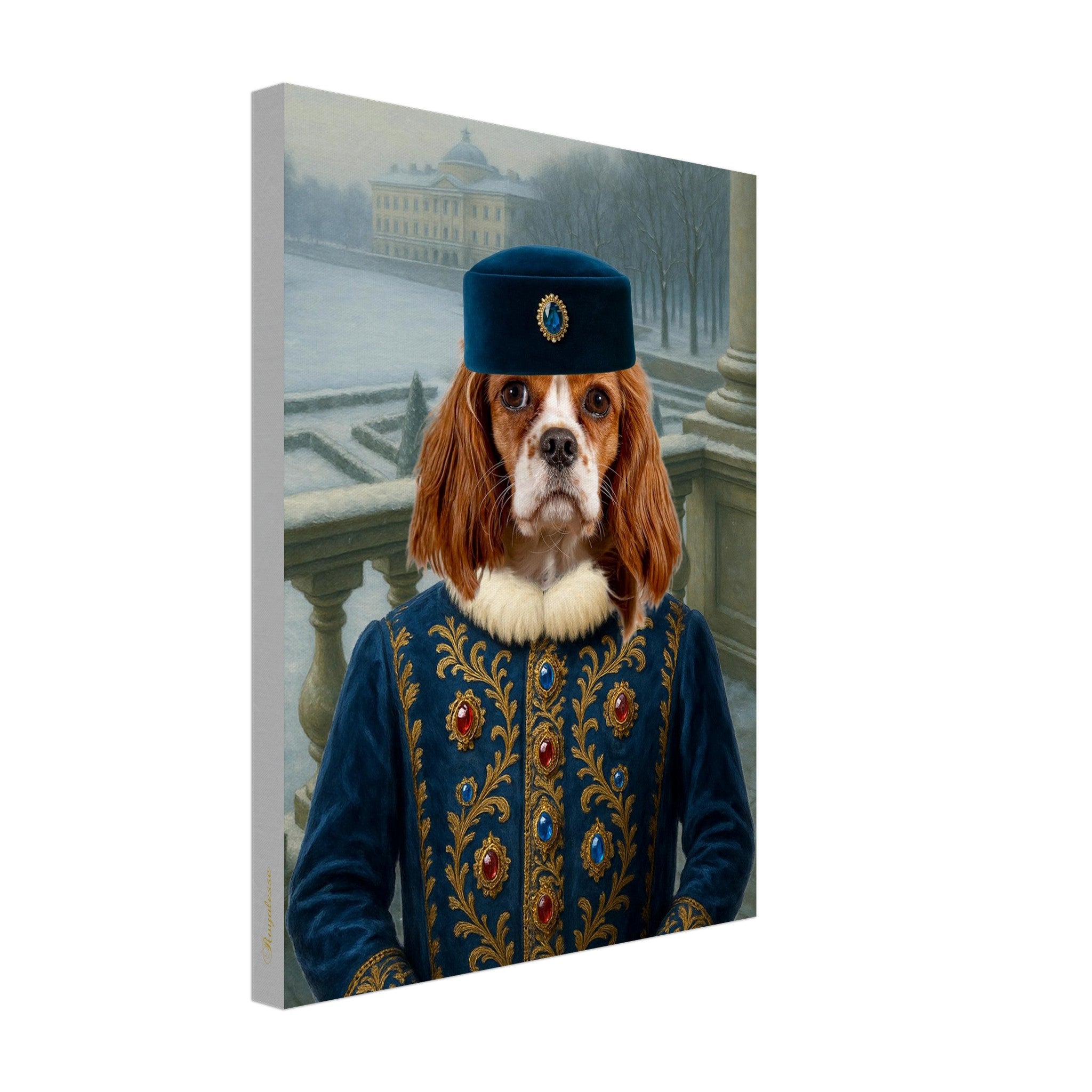 Chien Cavalier King Charles Spaniel vêtu d’un manteau royal bleu brodé de fils d’or et serti de pierres précieuses, debout sur un balcon enneigé avec un palais en arrière-plan.