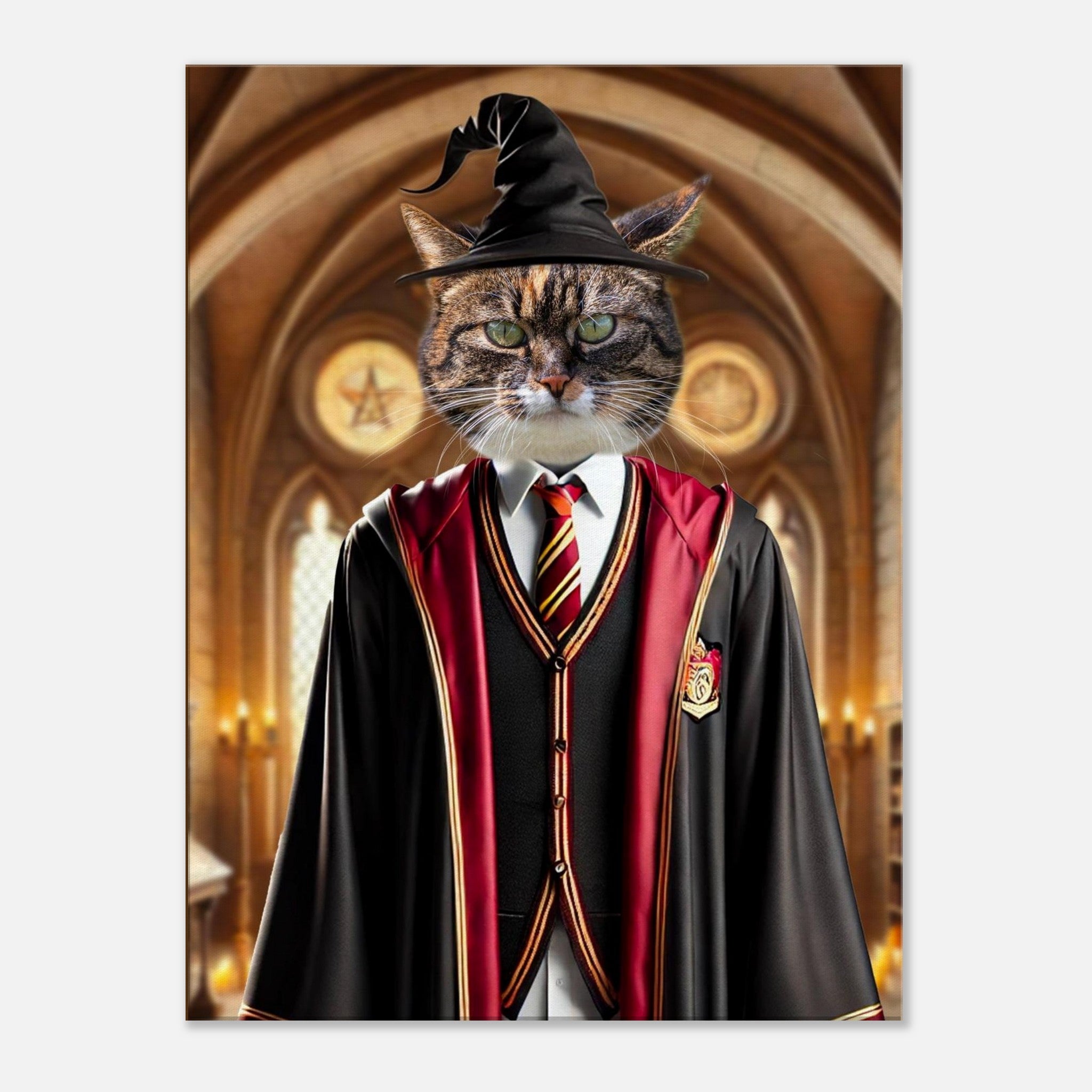 Chat tigré en tenue de sorcier aux couleurs bordeaux et noir, cravate rouge et or et chapeau pointu, debout dans une salle de château gothique éclairée aux bougies