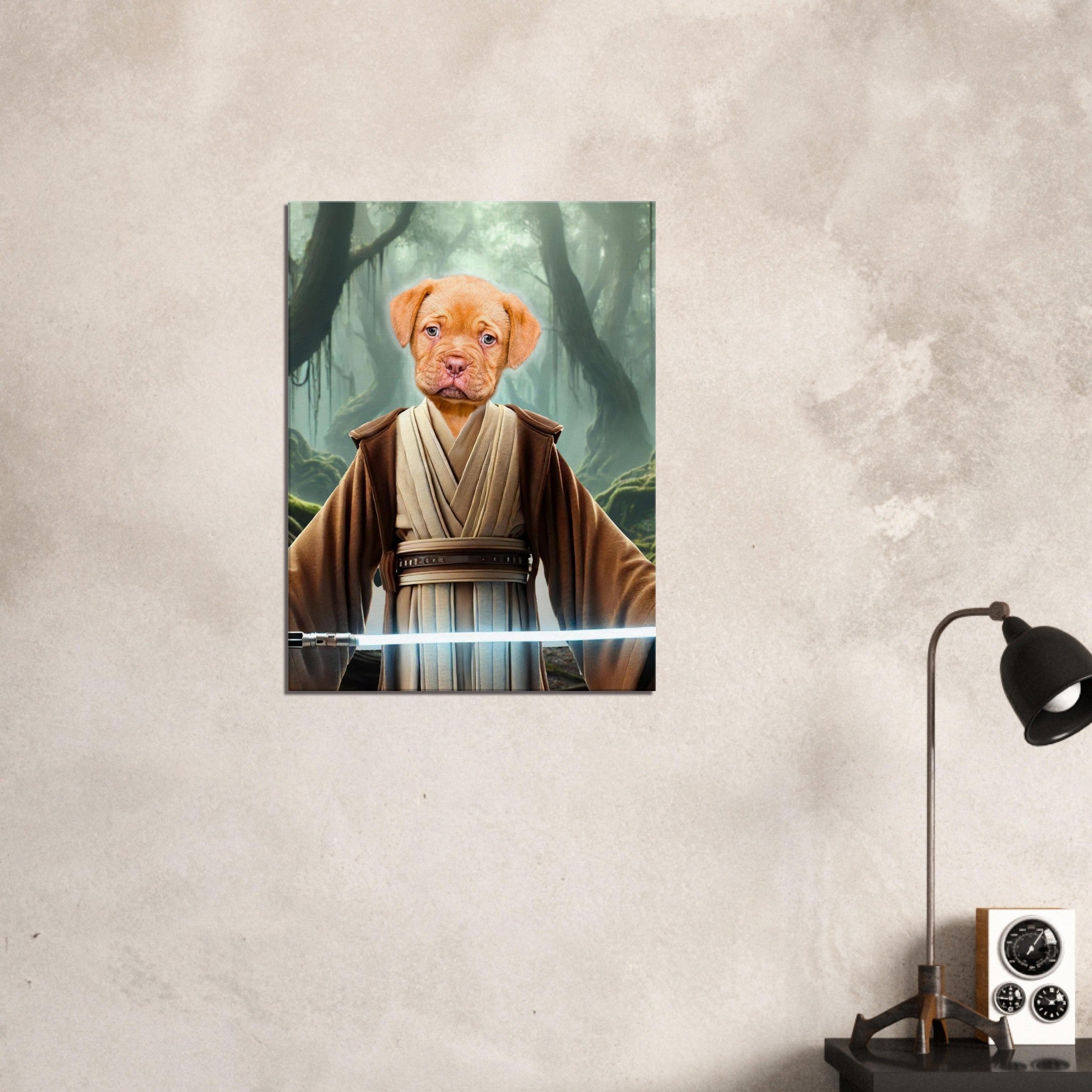 Chiot marron en tunique de Jedi tenant un sabre laser bleu dans une forêt brumeuse