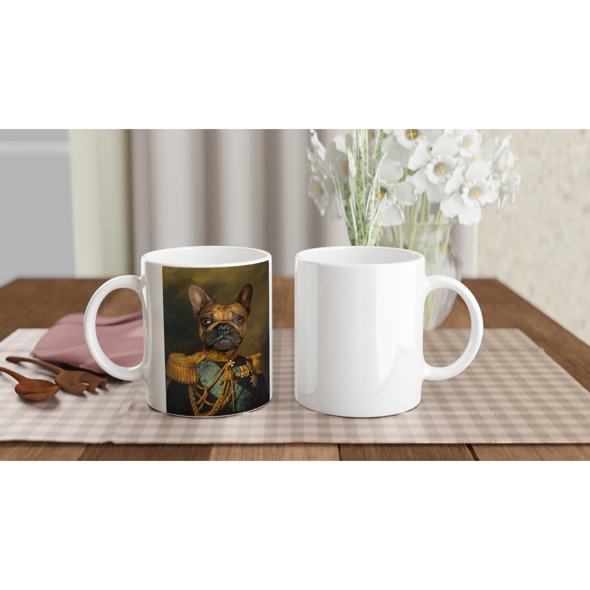 Mug personnalisé en céramique avec portrait d'animal en costume, imprimé en France sur papier FSC, posé sur une table en bois élégante.