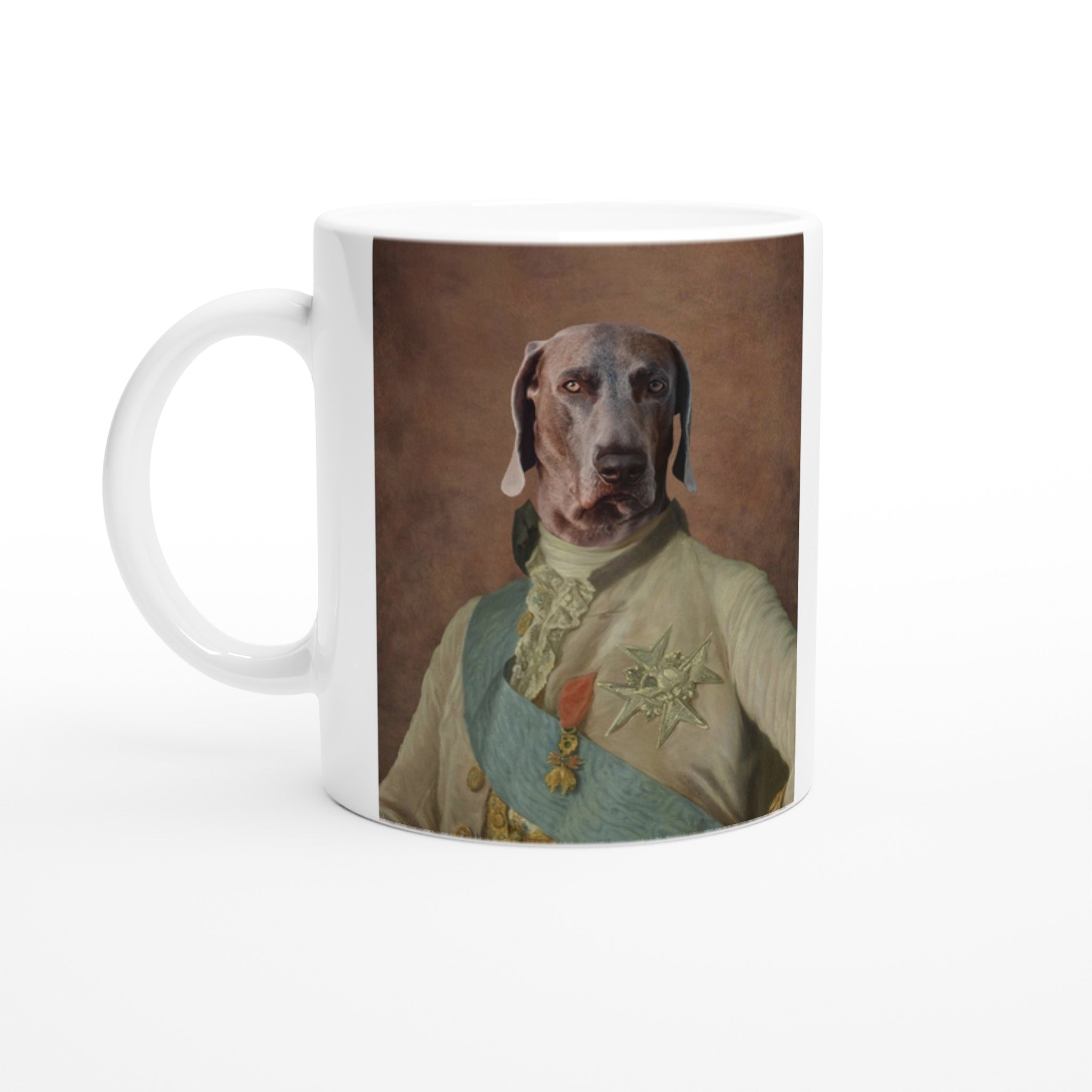 Mug en céramique imprimé en France avec portrait d'animal de compagnie en costume Louis XVI, papier FSC, design blanc élégant.