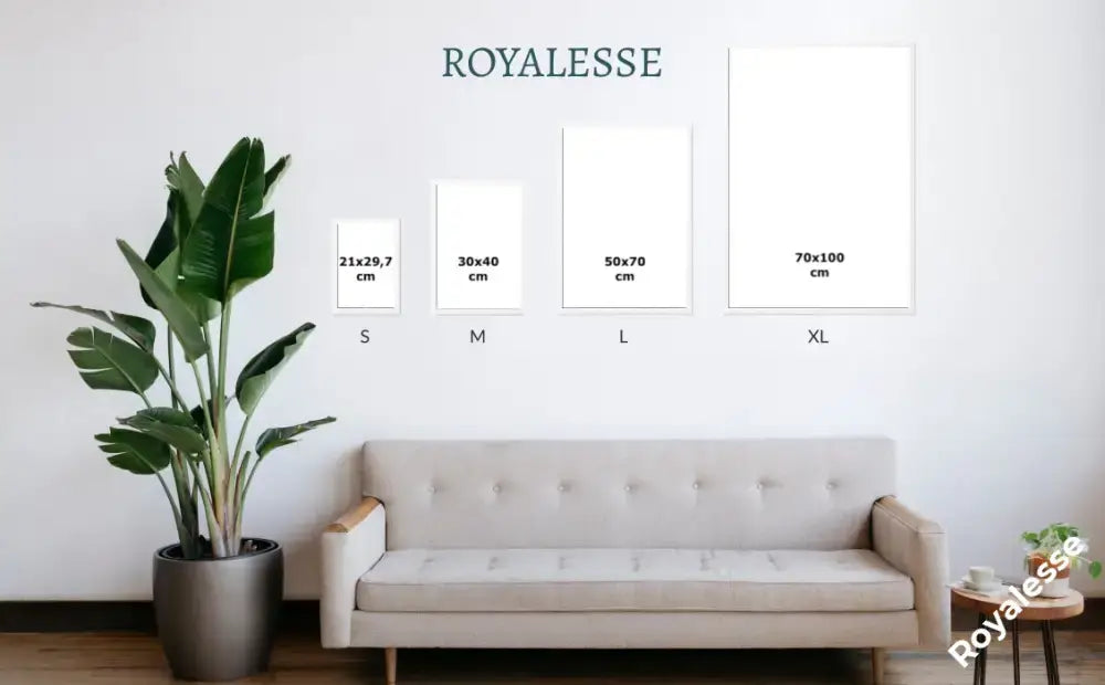 Affiches de tailles variées au-dessus d'un canapé, présentées par Royalesse.