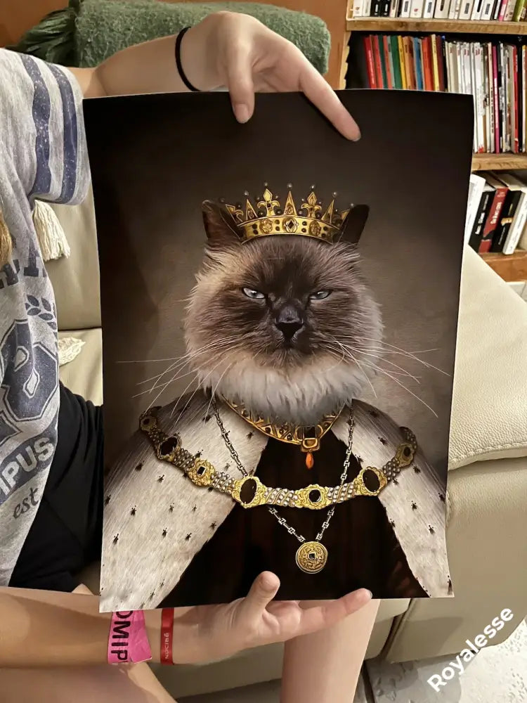 Poster d'un chat royal couronné, imprimé en France sur papier FSC, tenu par une personne.