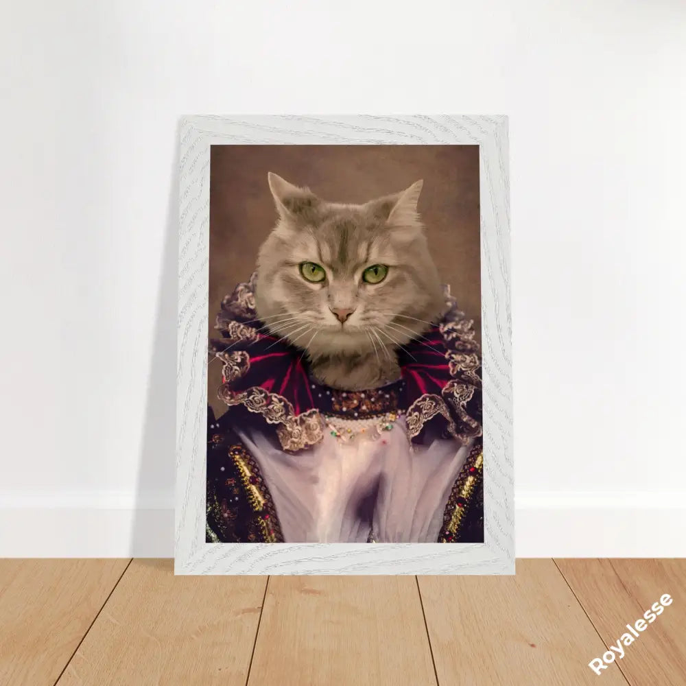 Affiche Portrait d'animal personnalisé imprimé en France sur papier FSC, sans cadre, chat habillé en tenue royale, posé au sol.
